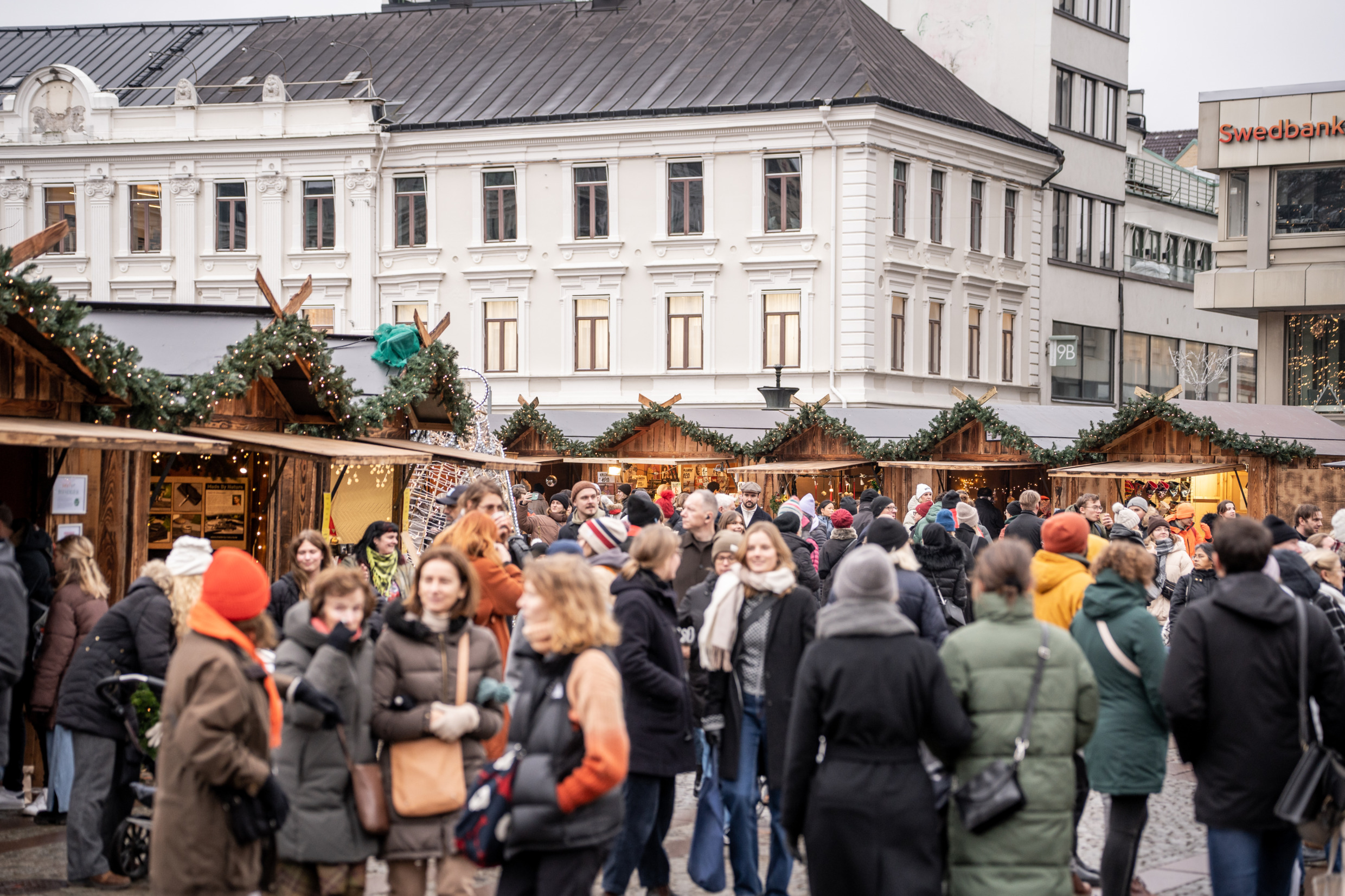 Mensen die de kerstmarkt op Gustav Adolfs Torg in Malmö checken.
