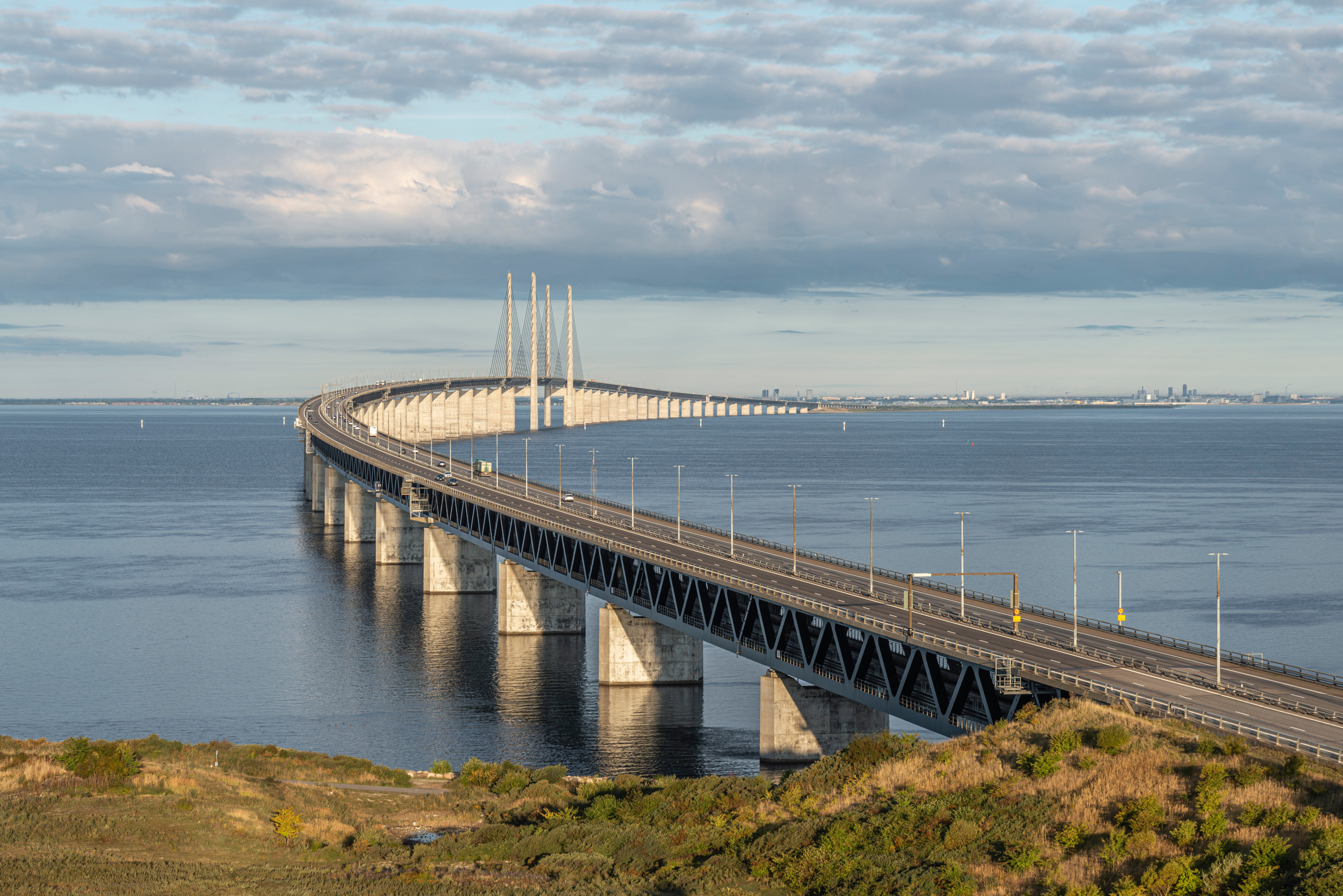 Die Öresundbrücke, eine lange Brücke, die über das Meer führt und Schweden mit Dänemark verbindet.