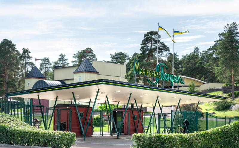 The entrance to Mariebergsskogen with the park’s gateway surrounded by greenery.