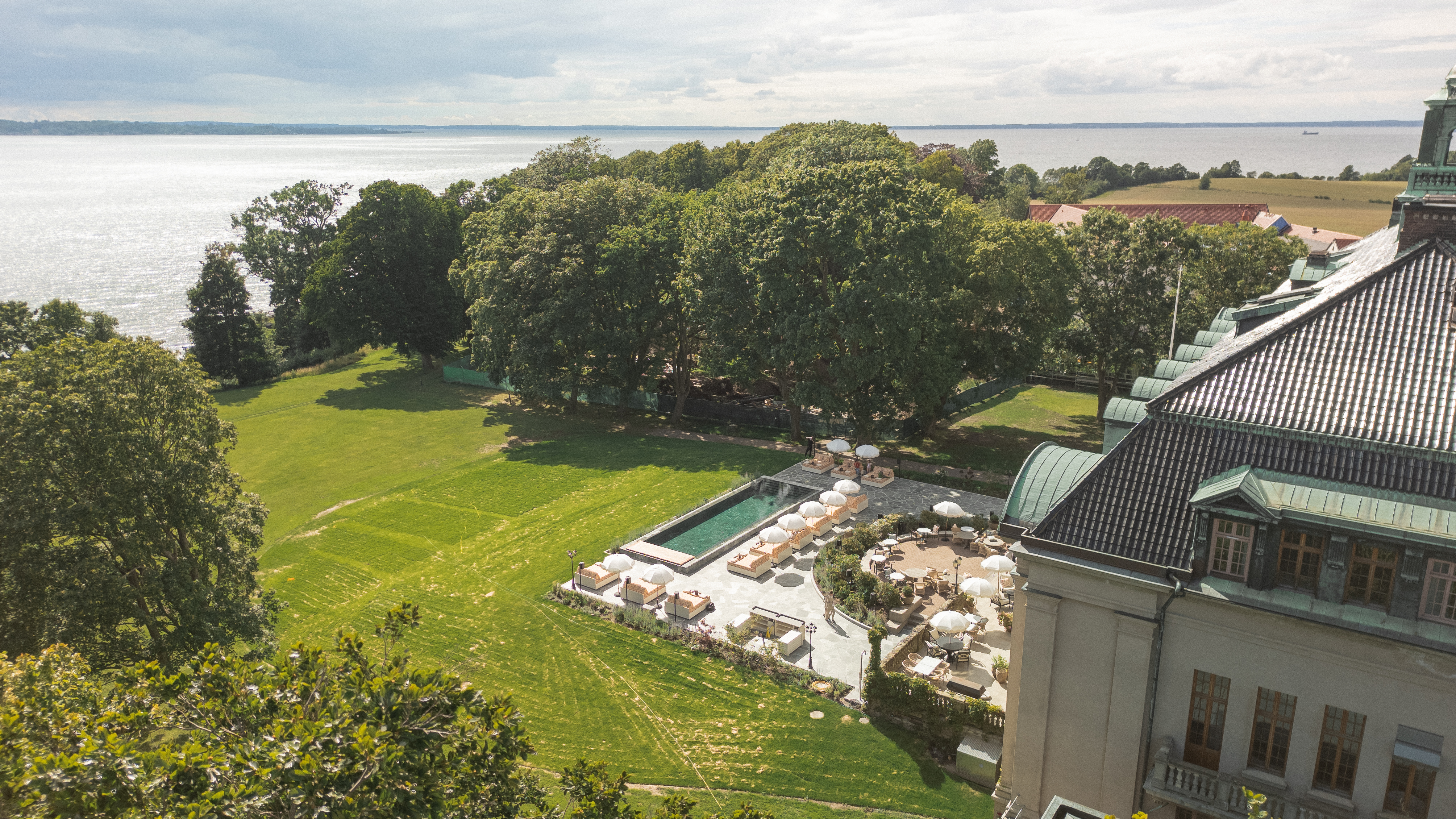 Le domaine de Maryhill, en Scanie, avec ses jardins paysagers, sa terrasse avec piscine extérieure et sa vue sur le détroit d'Öresund.