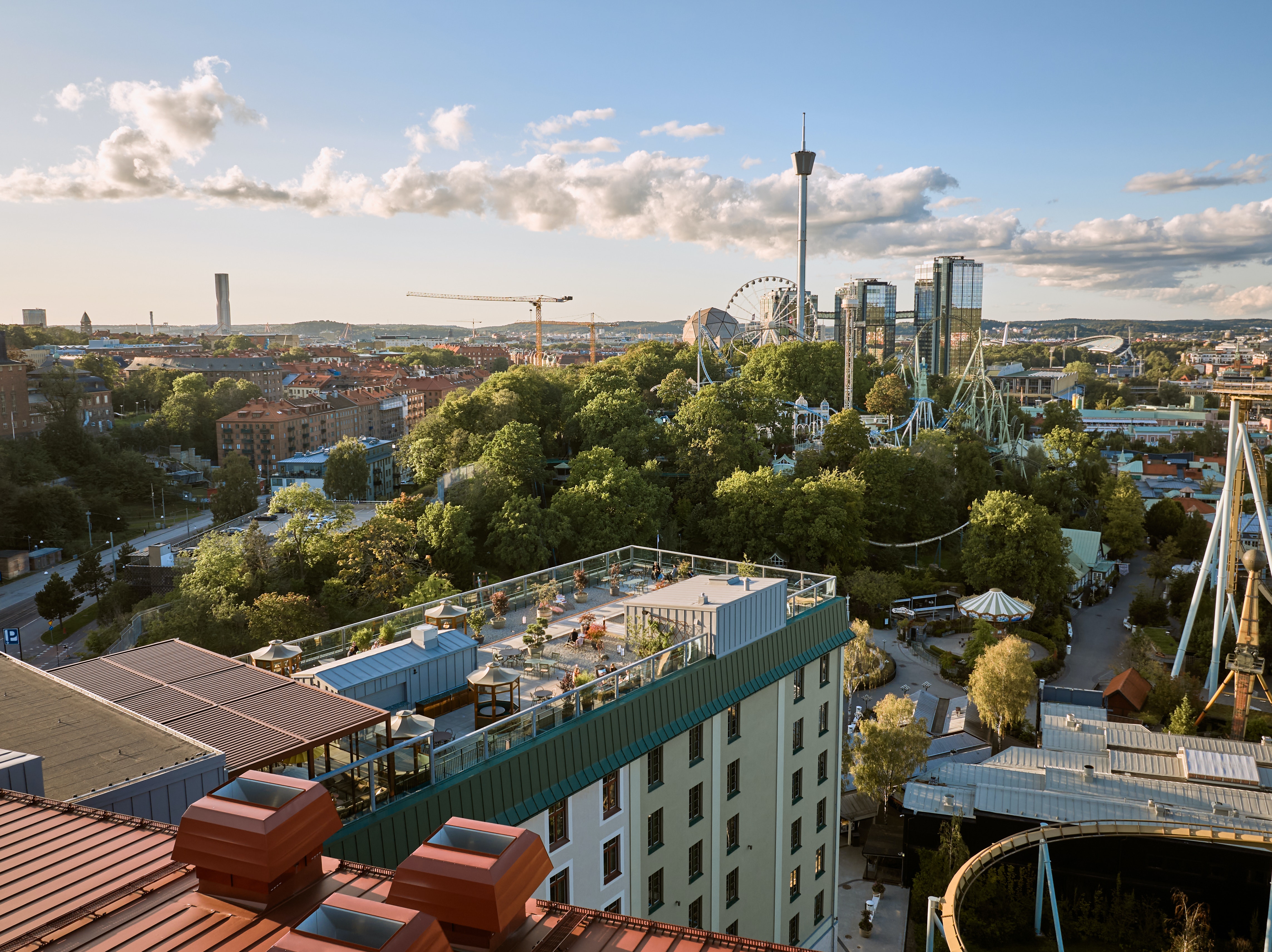 Panoramisch uitzicht op Göteborg met het pretpark Liseberg en de skyline van de stad op een zonnige dag.