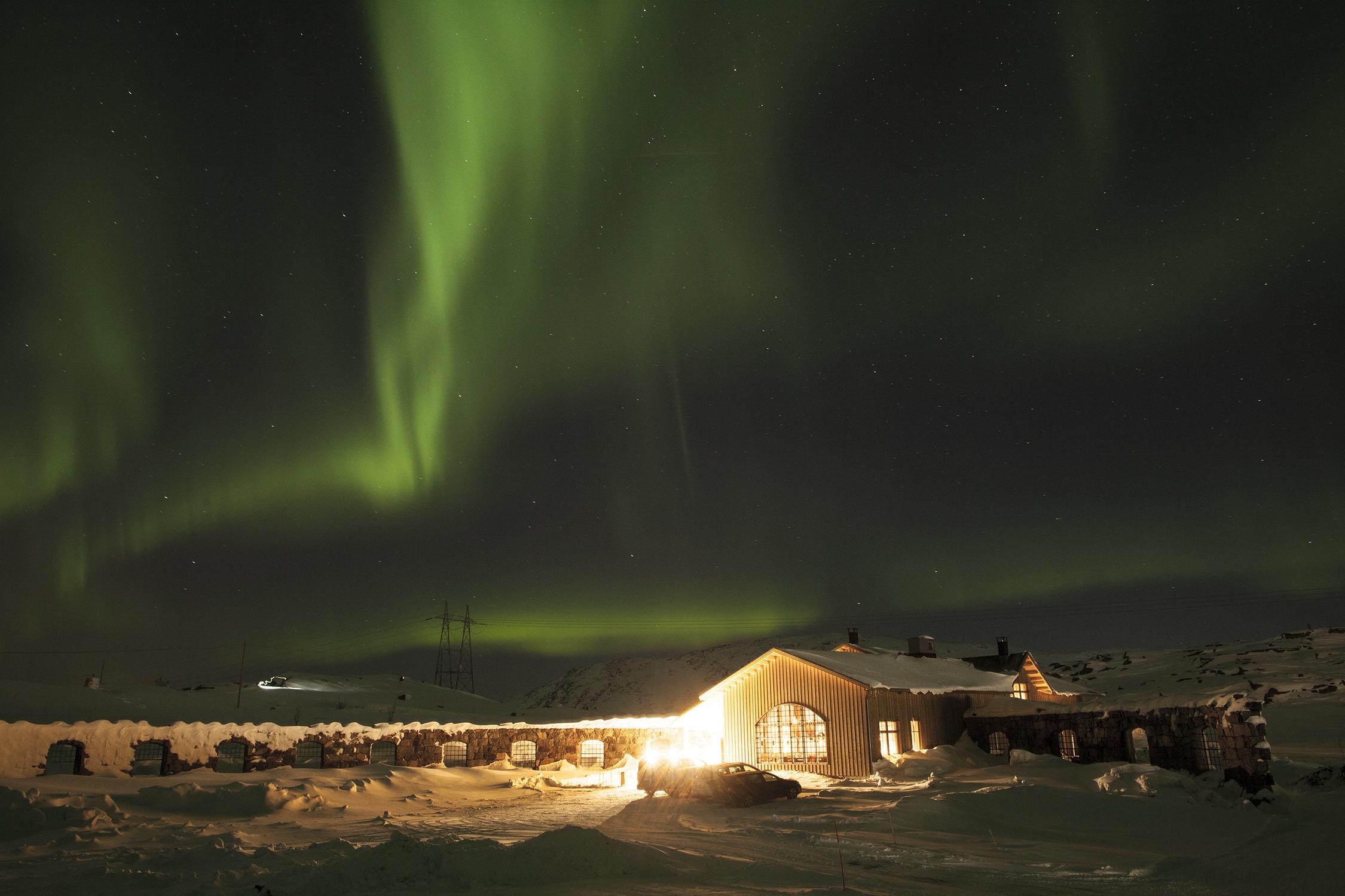 Nordlichter über der Villa Niehku Mountain