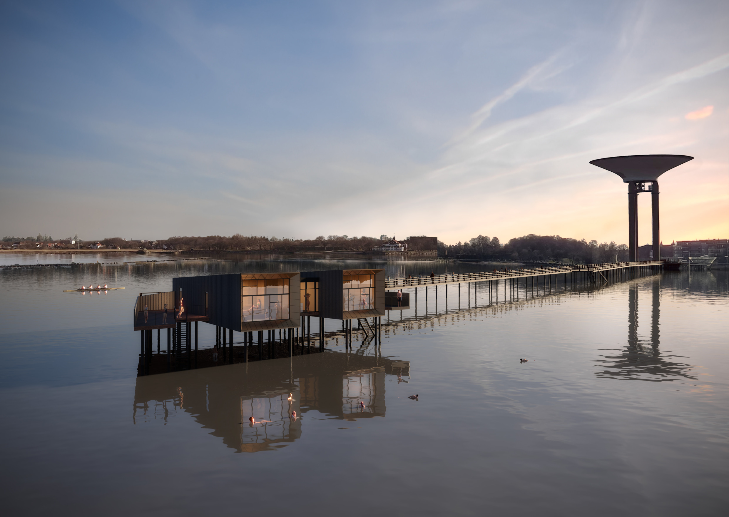 Ein langer Steg führt hinaus zu zwei Saunen mit großen Fenstern. Im Wasser darunter baden Menschen.
