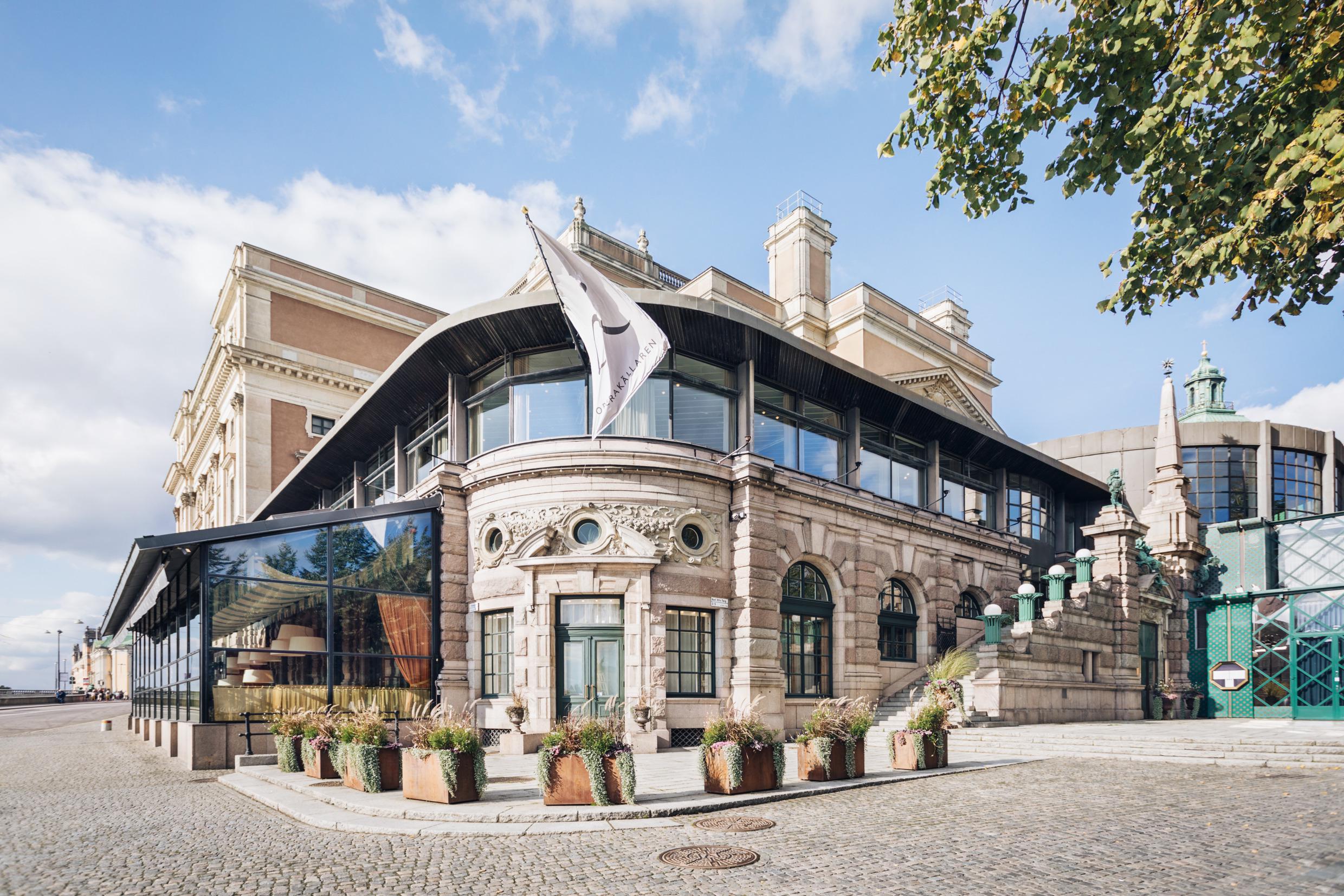 L'extérieur du restaurant Operakällaren par une belle journée d'été ensoleillée.