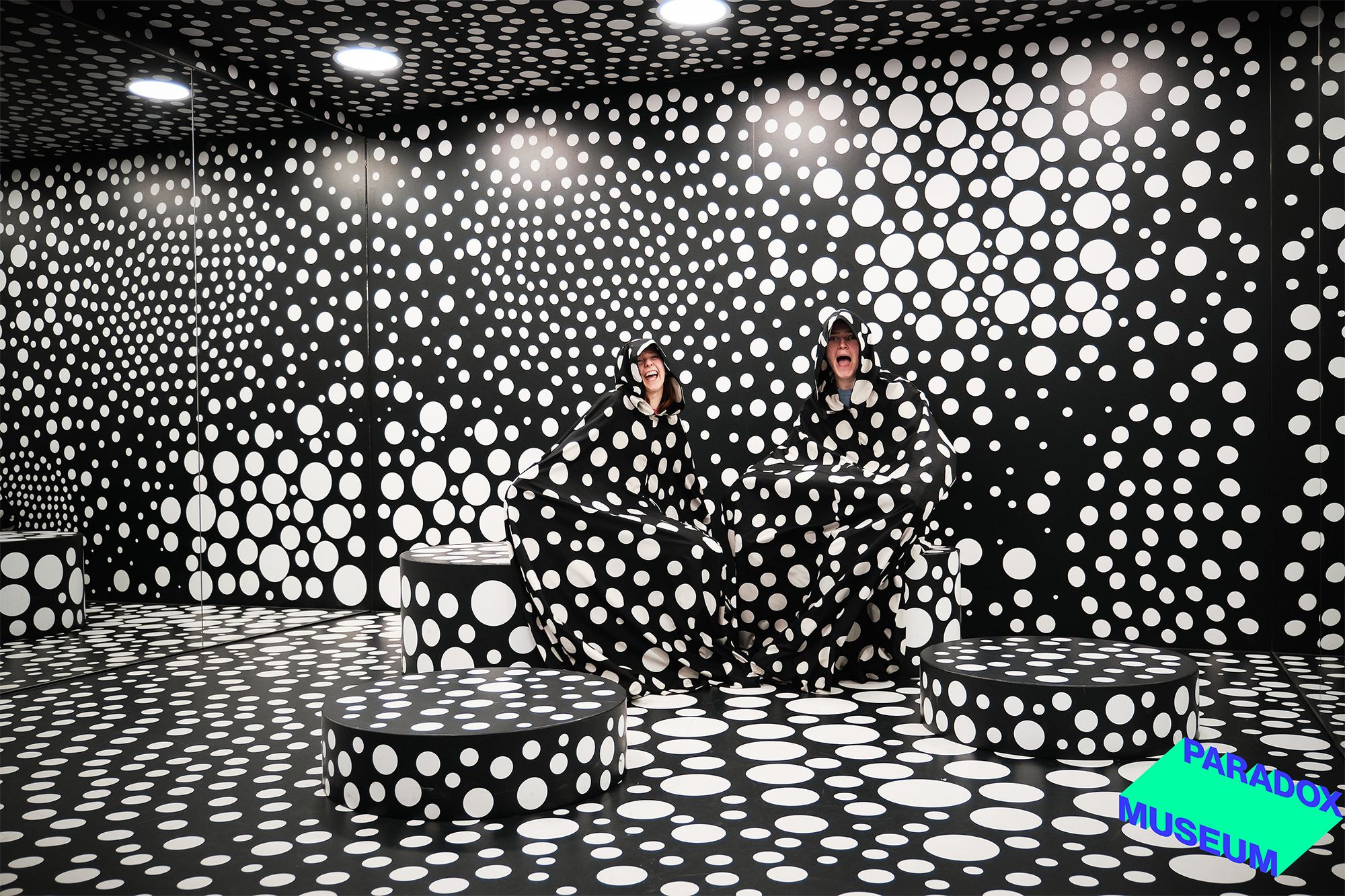 Besucher, die sich im Paradox Museum in Göteborg mit einer Installation mit optischen Täuschungen beschäftigen.
