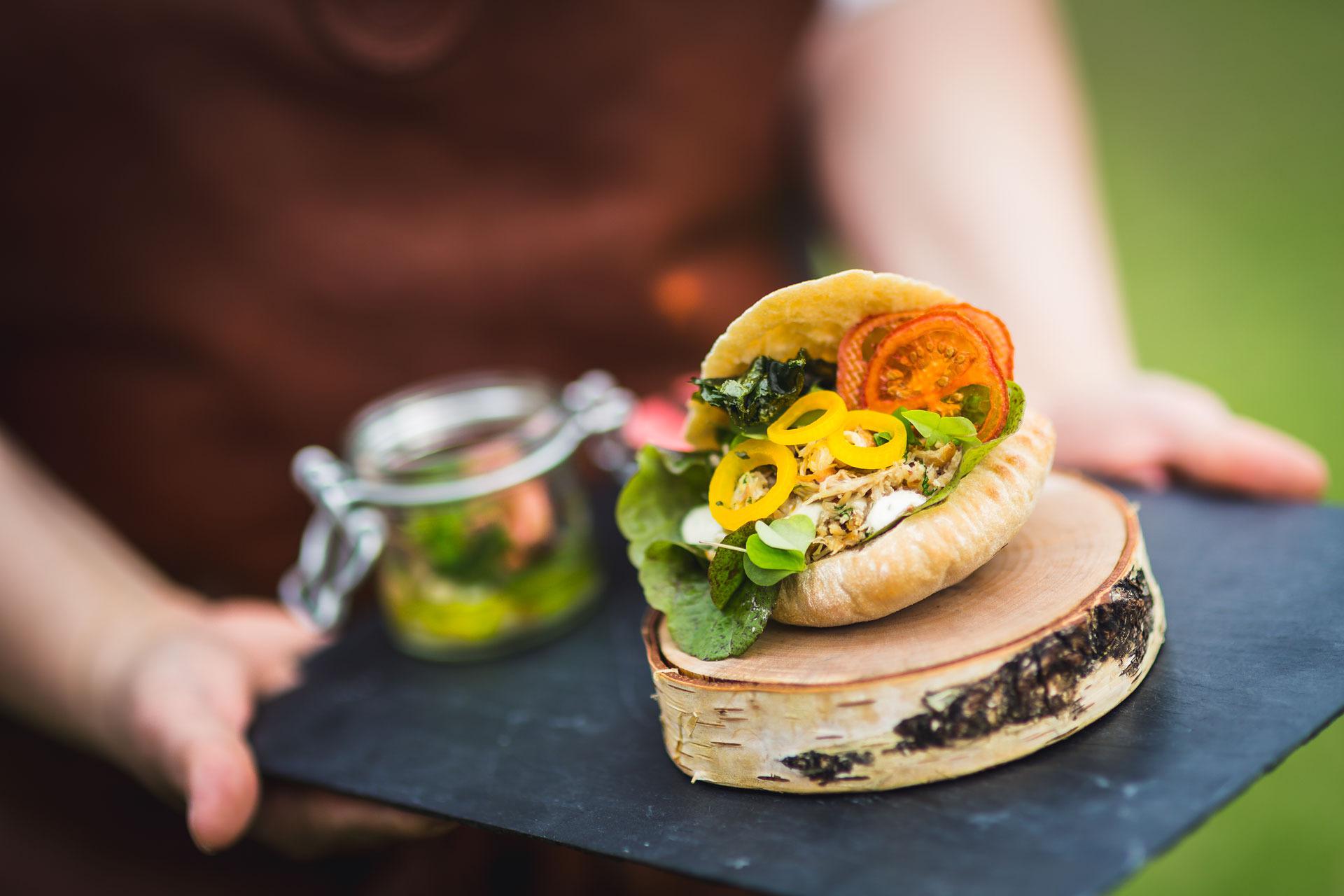 Eine Mahlzeit auf einem Birkenbrett und einer Schieferplatte.