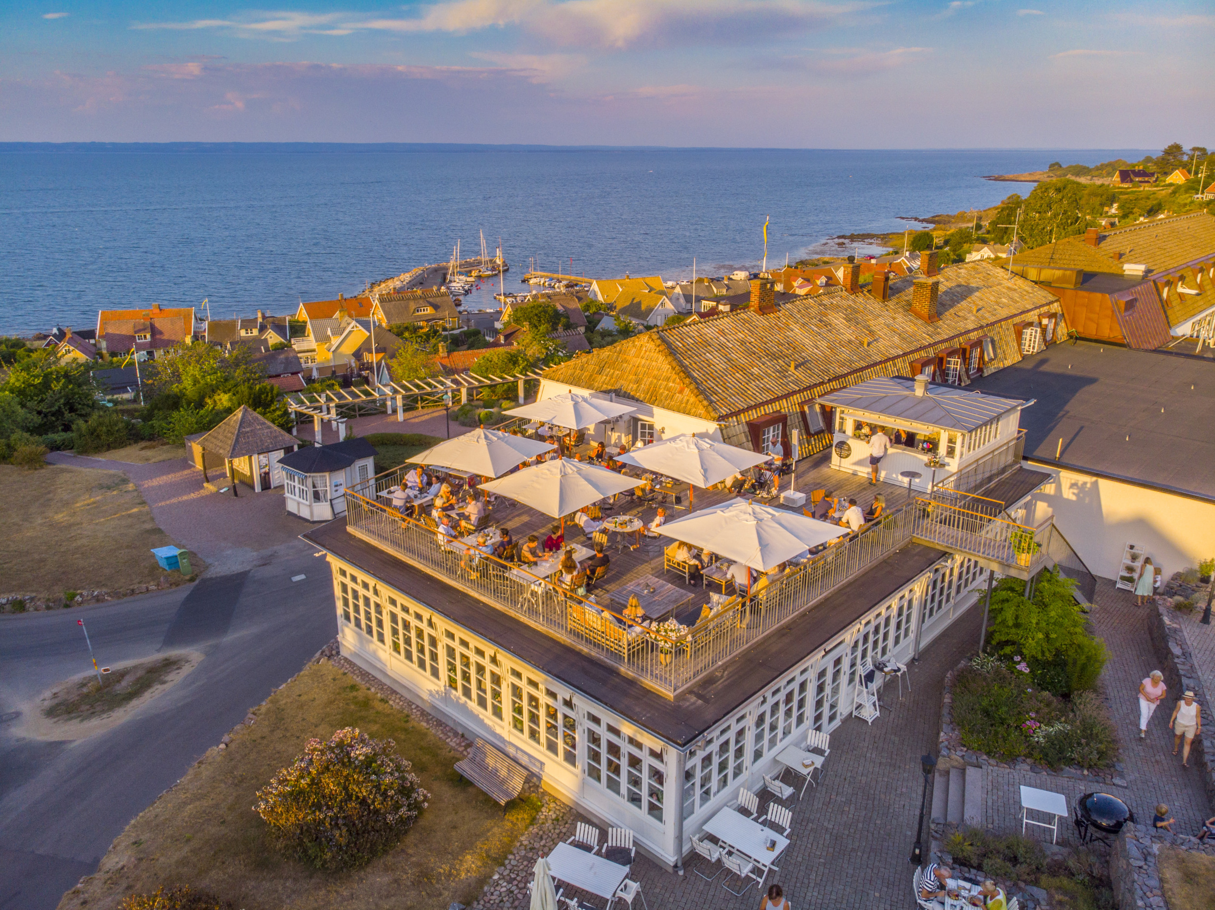 Luftaufnahme des Hotels und Restaurants Rusthållargården mit Dachterrasse und Blick auf die Küstenlinie nördlich von Helsingborg.