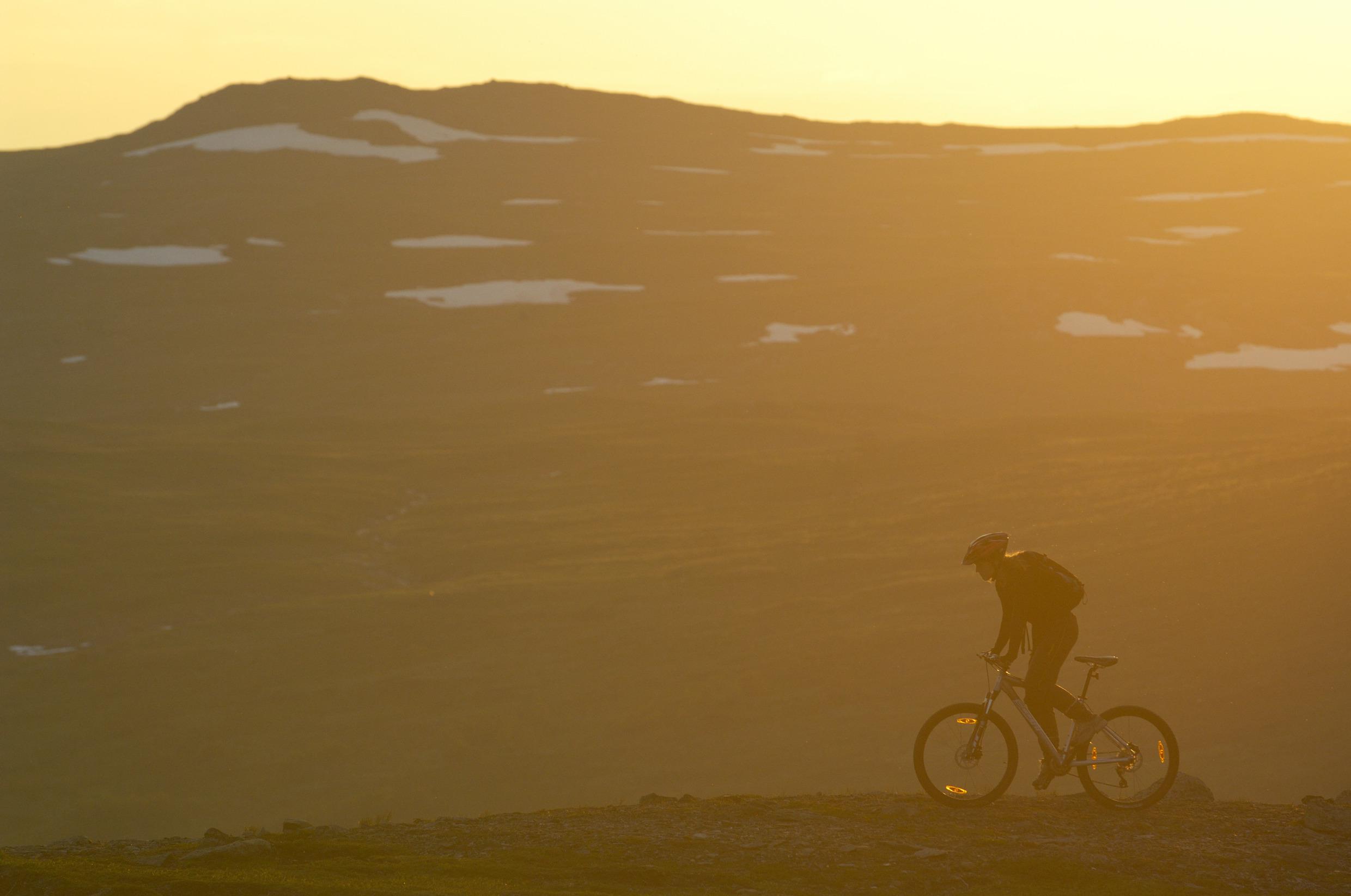 Mit dem Fahrrad in die Mitternachtssone