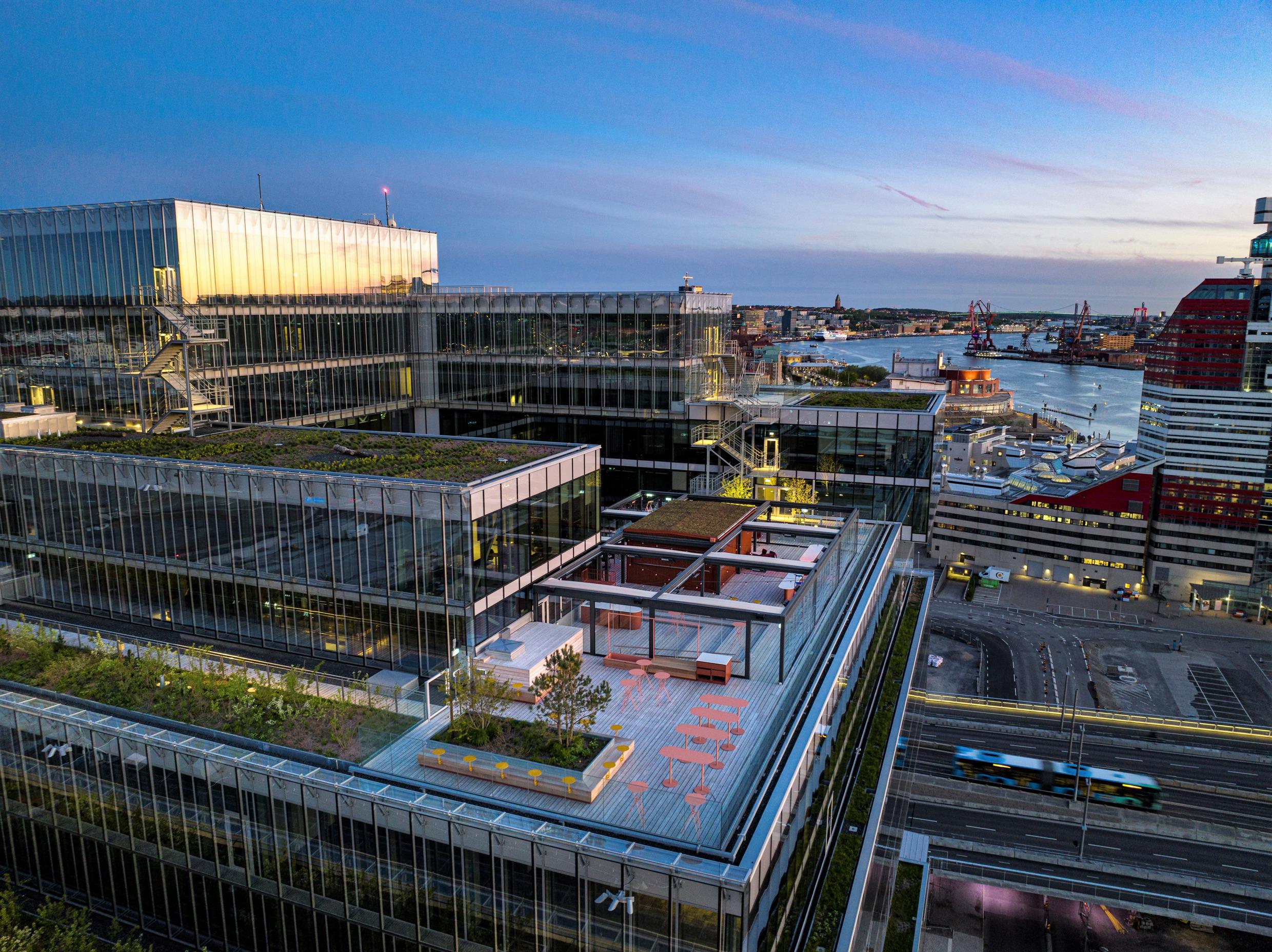Een hotel op het dak en de gevel tijdens de avond.