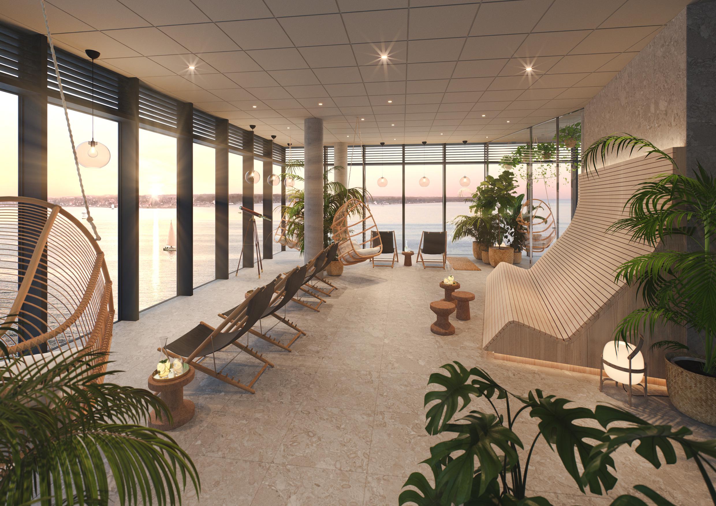 Een ontspanningsruimte met ligstoelen en planten. Grote raampartijen zorgen voor een weids uitzicht over het water.
