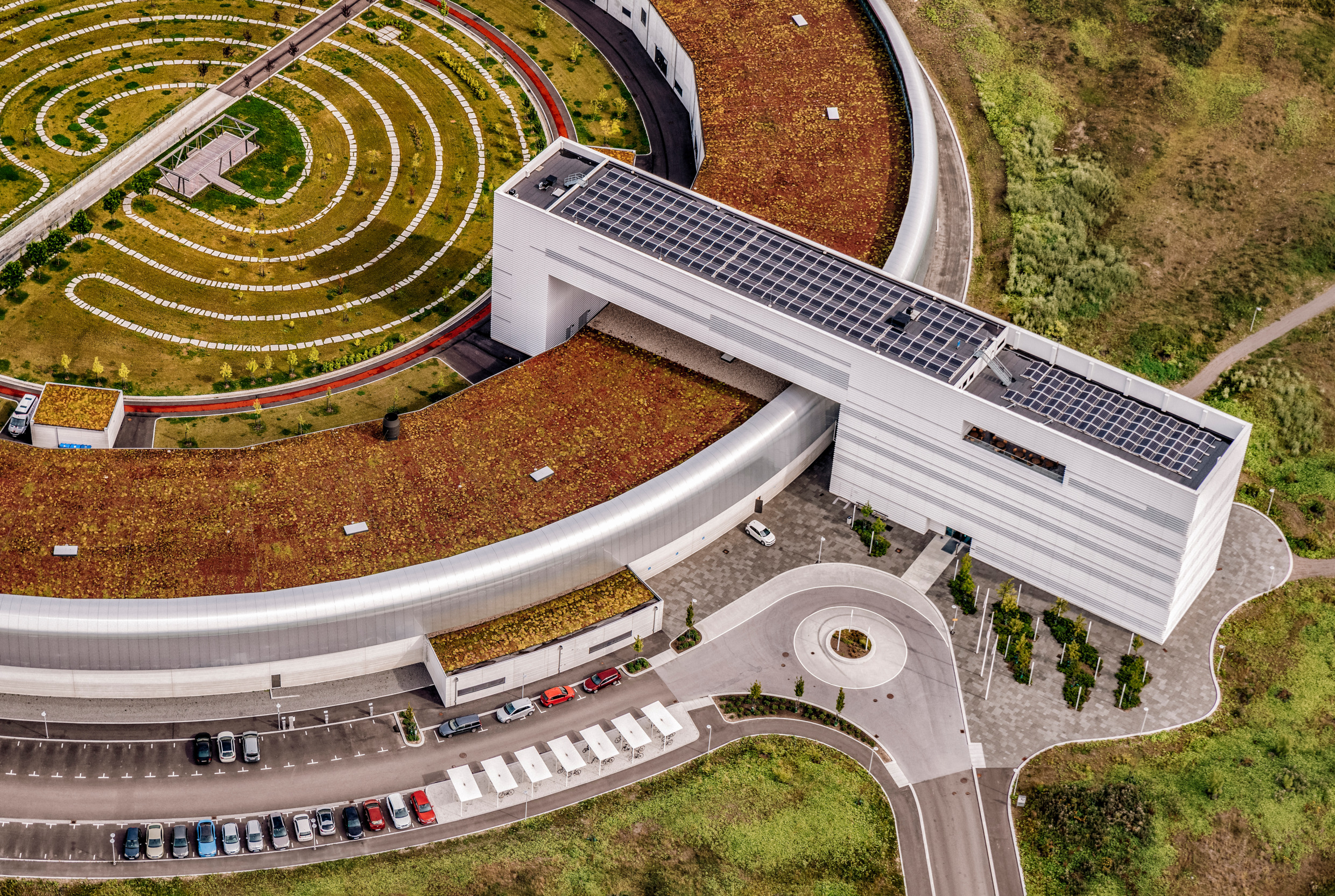 Ein großes futuristisches Gebäude.