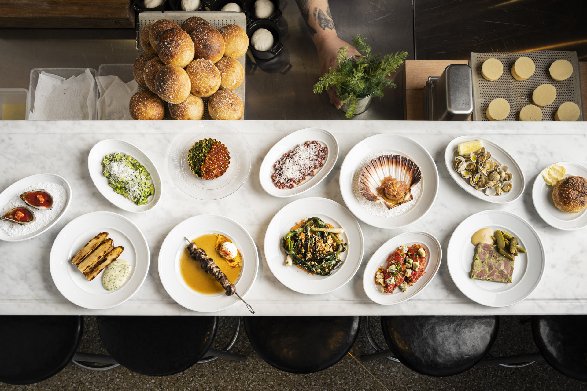 Des plats élégamment disposés dans le restaurant Sturehof.