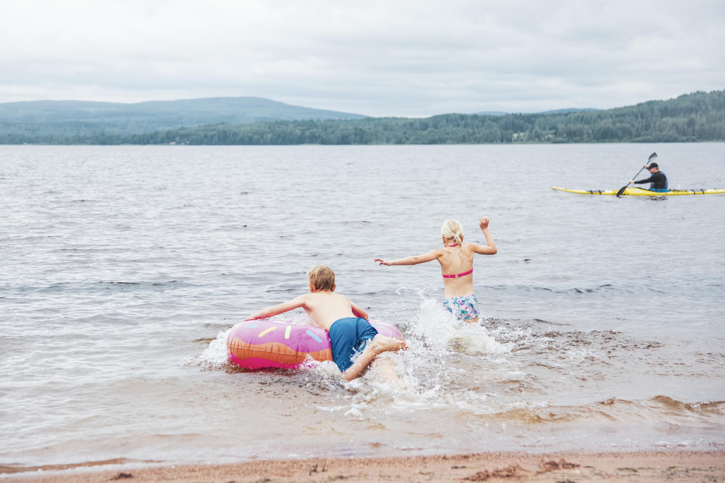 Zwemmen in Siljan meer, Dalarna