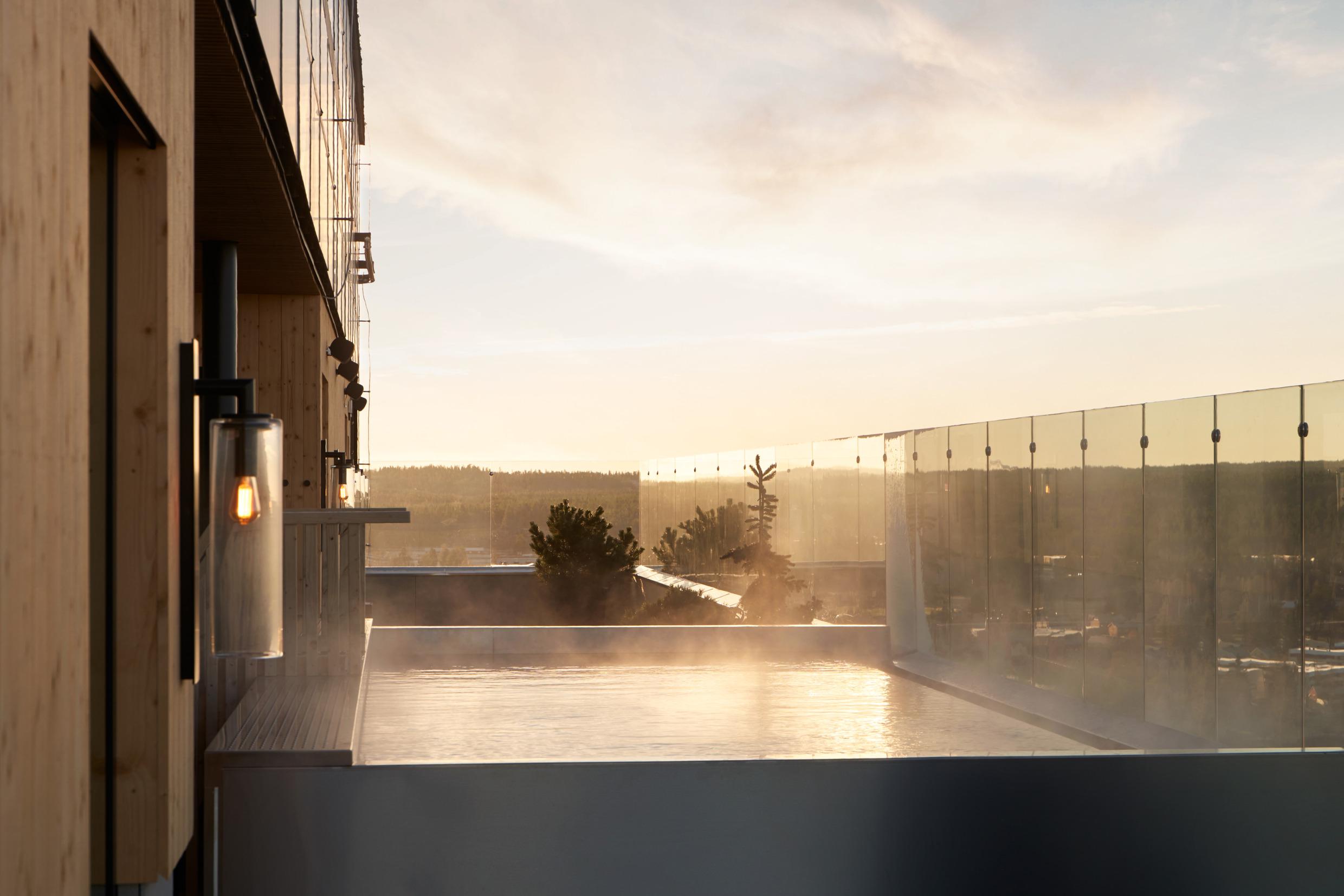 Een buitenzwembad bij The Wood Hotel op een heldere dag.