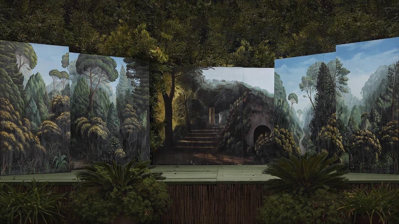 Grand tableau de verdure et de bois, entouré de vraie verdure dans une forêt du Värmland.