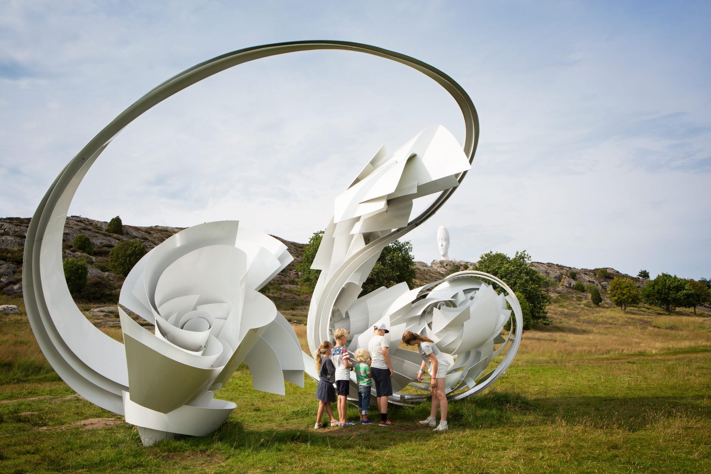 Kinder im Skulpturenpark Pilane