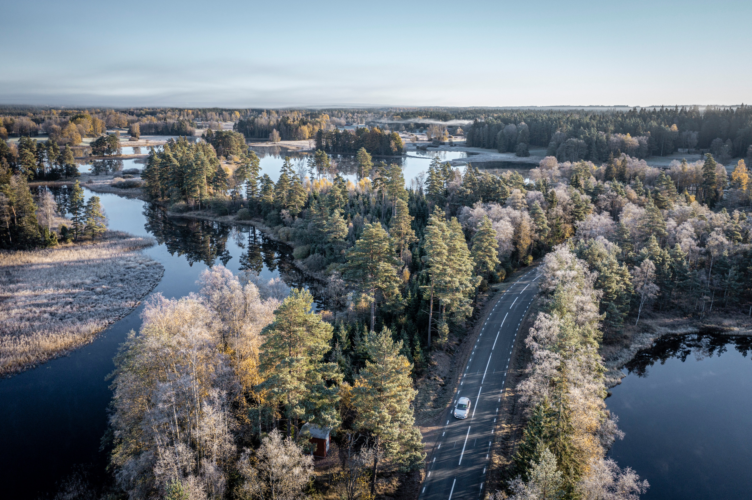 Eine kurvenreiche Landstraße.