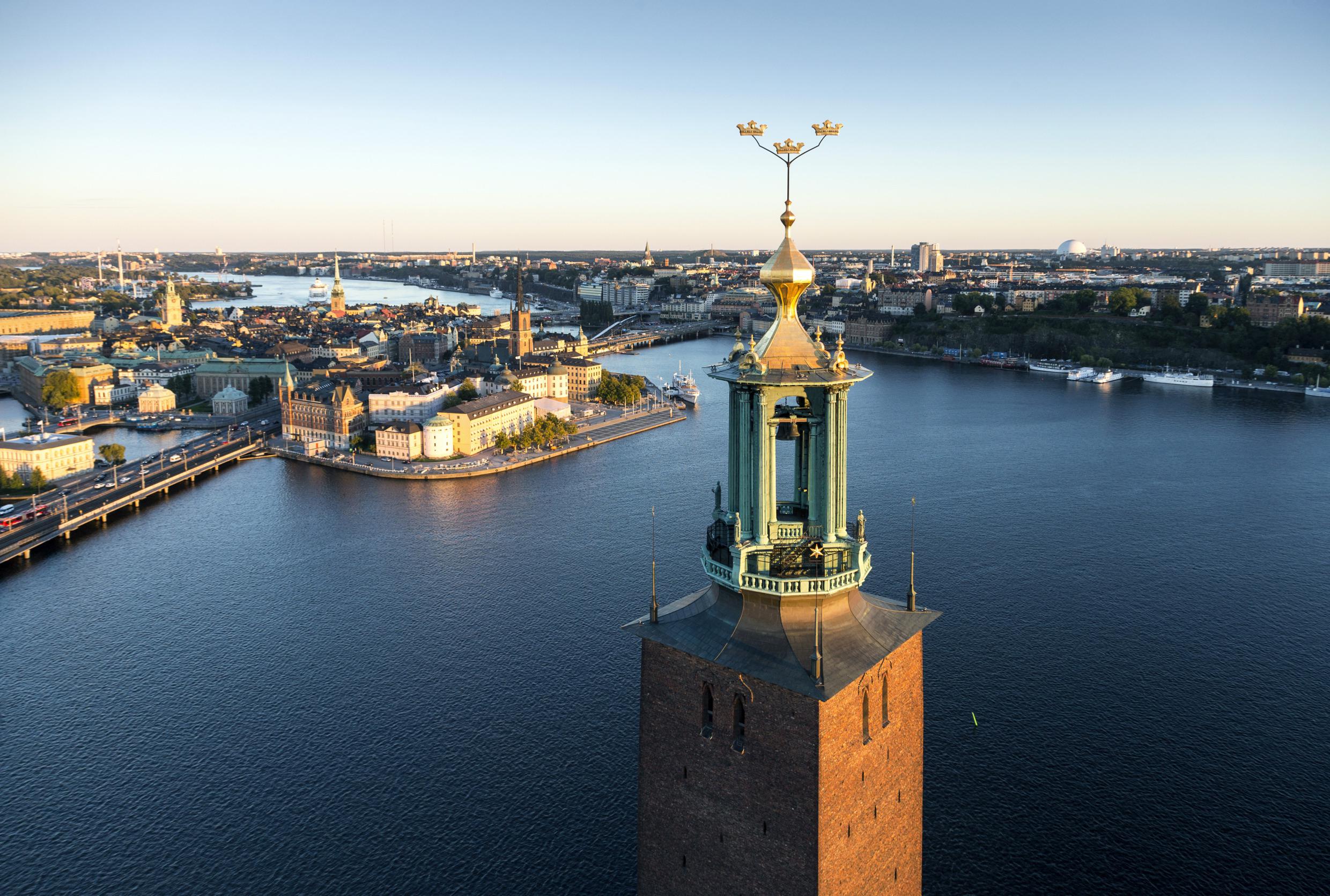Vue aérienne sur la tour de l'hôtel de Ville de Stockholm par une belle journée ensoleillée. En arrière-plan, on voit l'eau et derrière la vieille ville de Stockholm.