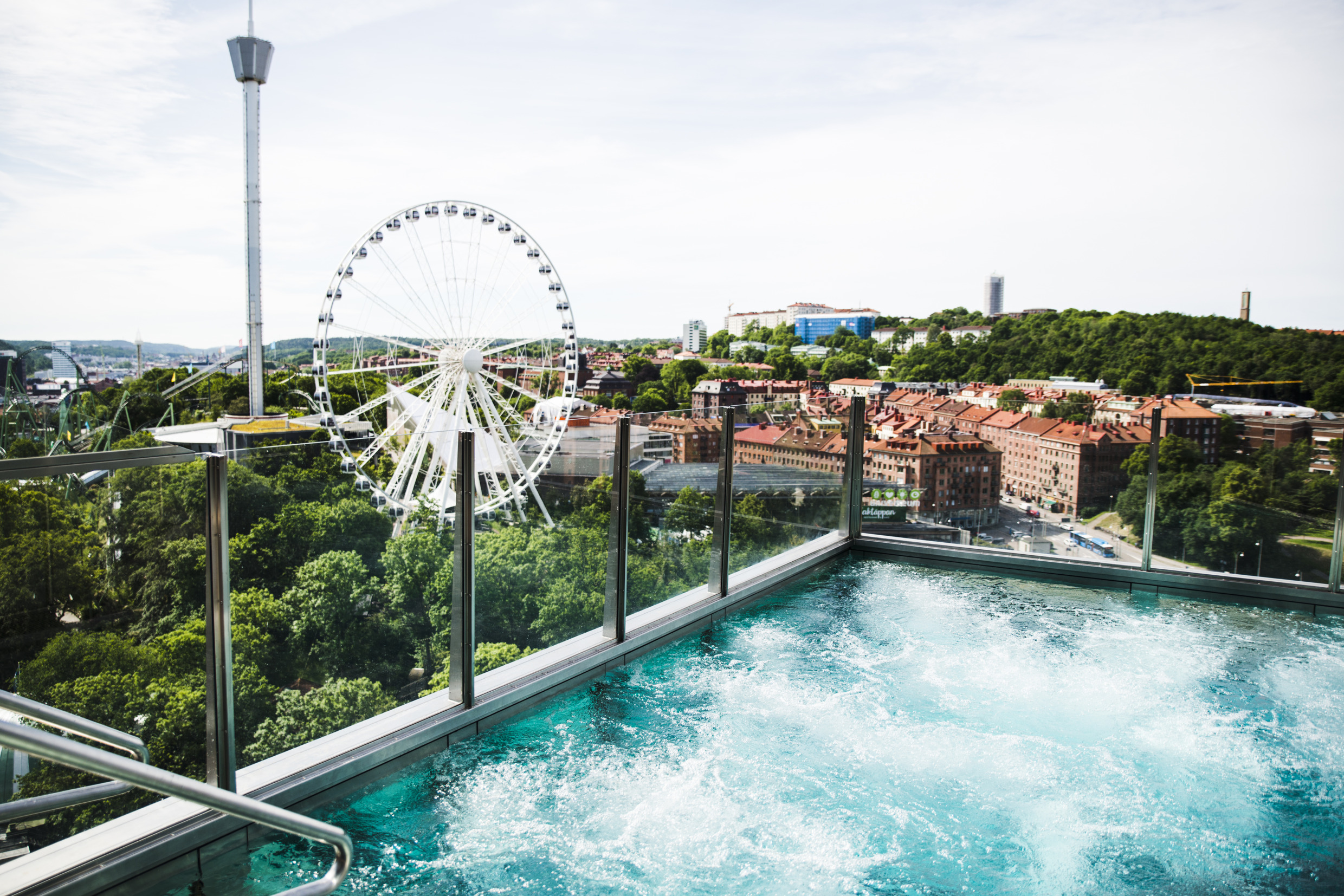 Een buitenzwembad met uitzicht over Liseberg en Göteborg.