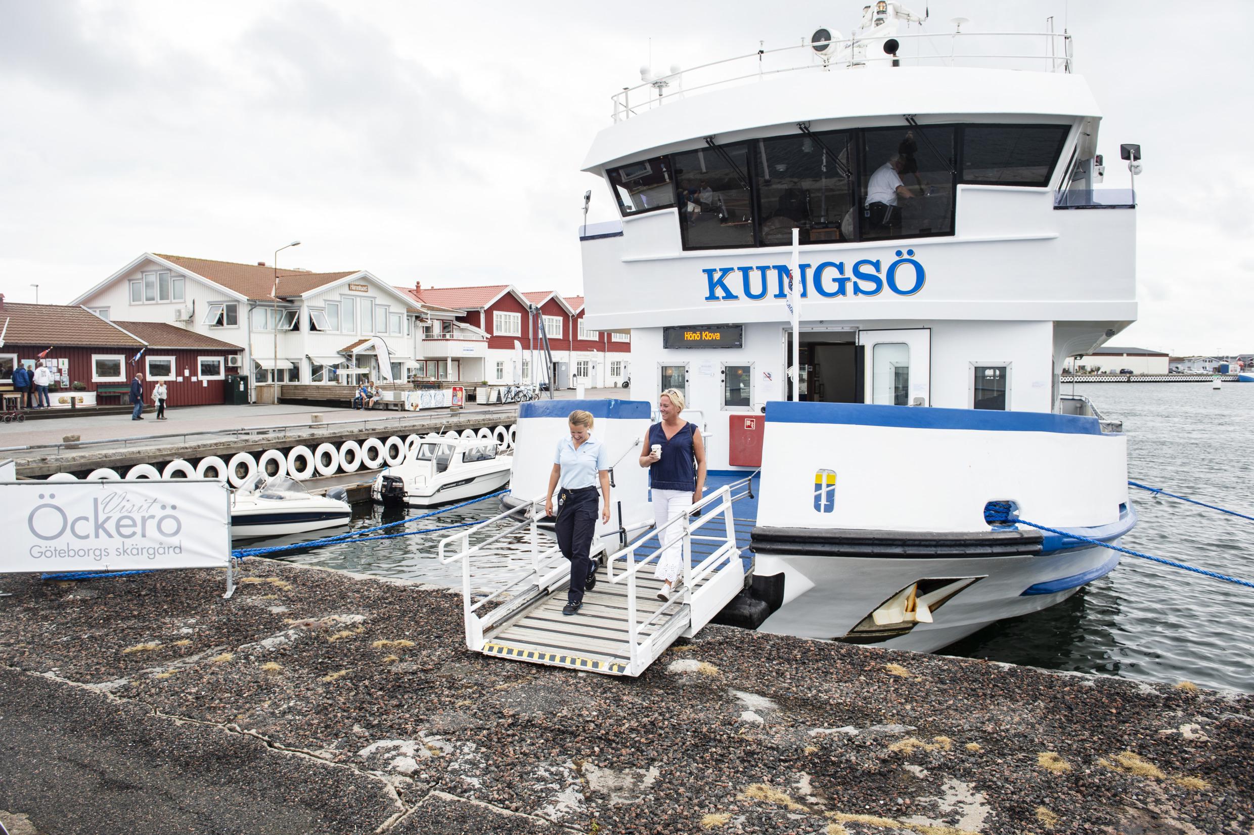 Fähre zur Insel Hönö in dem Schärengarten Göteborgs.
