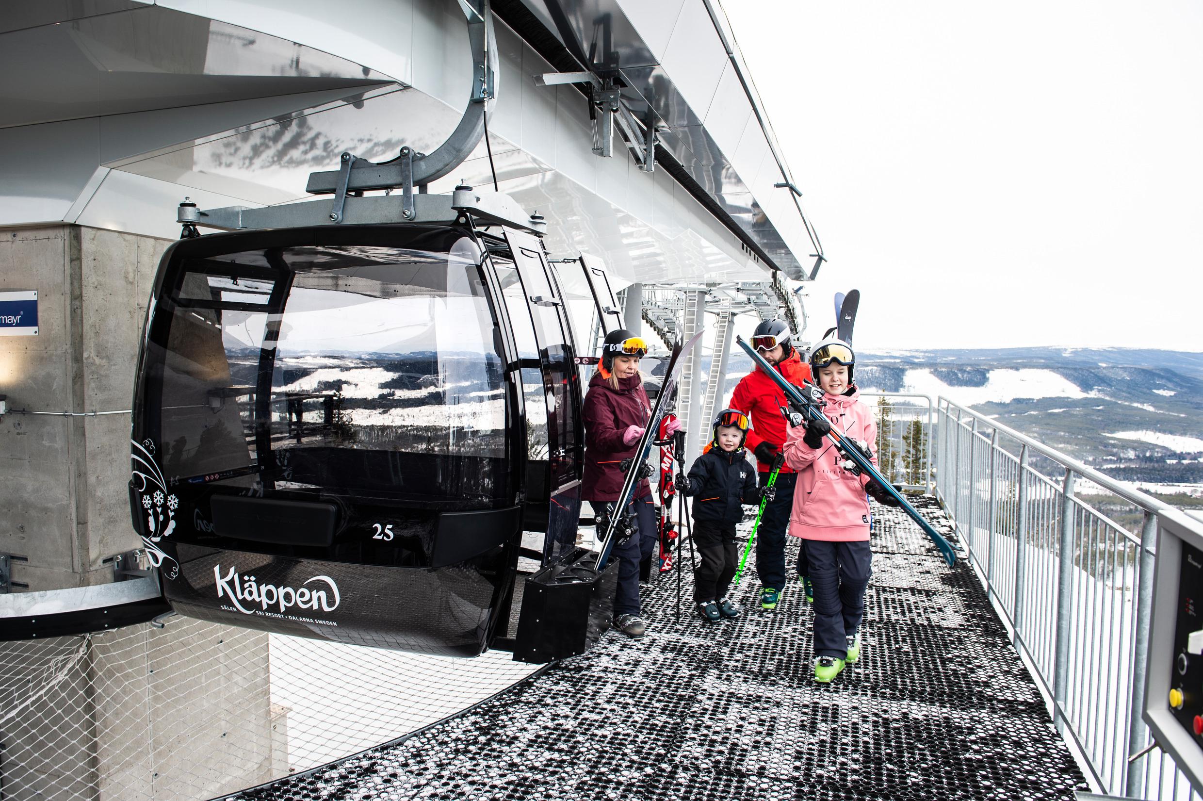 Familie beim Aussteigen aus der Gondel im Skigebiet Kläppen, Dalarna