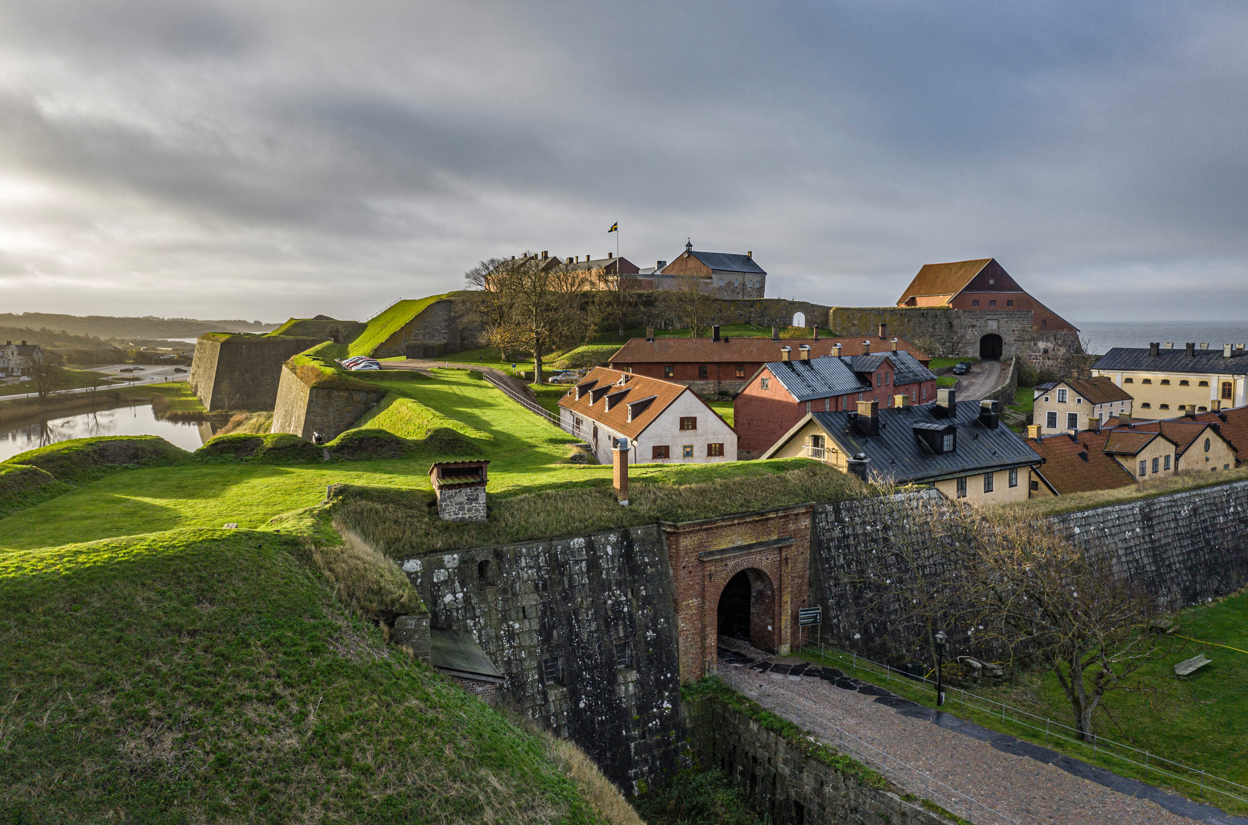 Een oud fort aan zee.