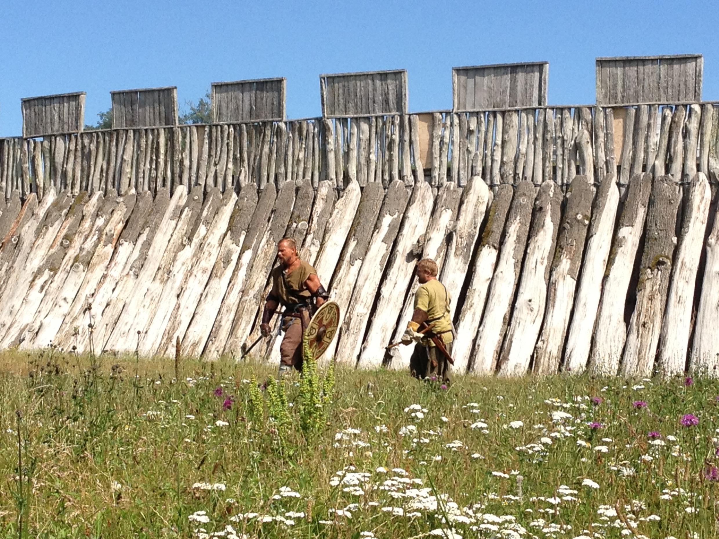 Menschen in Wikinger Tracht vor der Festung Trelleborgen in Trelleborg, Skåne.