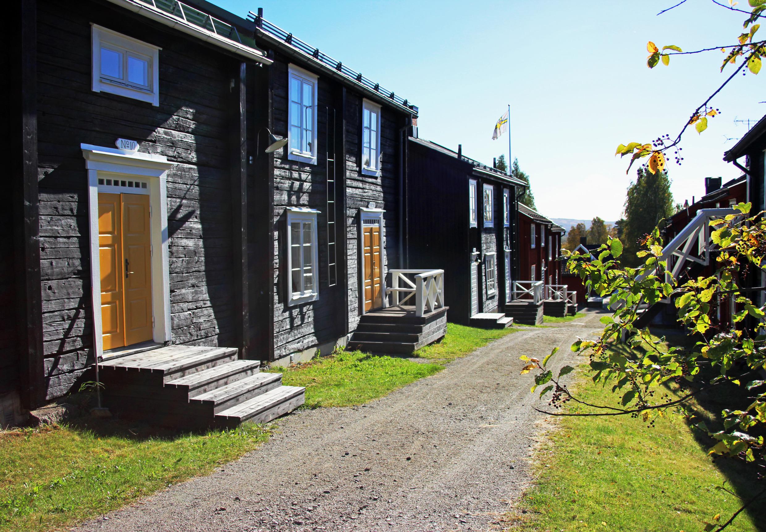 Oude houten kerkcabines met gele deuren.