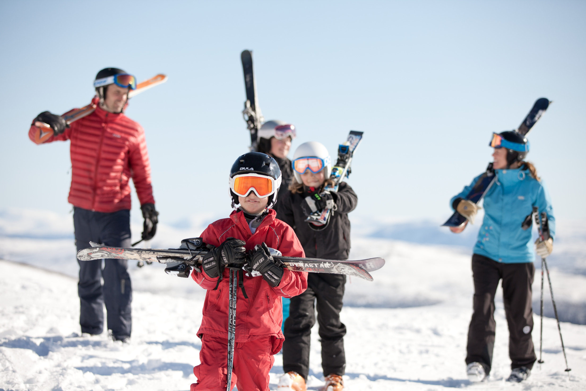 Eine Familie geht im Skigebiet in Åre Skifahren.