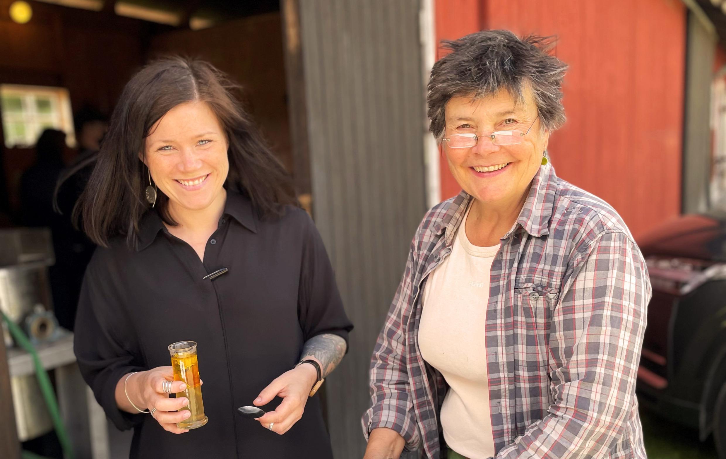 Köchin Elvira Lindqvist und Lebensmittelchemikerin Lena Engelmark Embertsén lächeln.