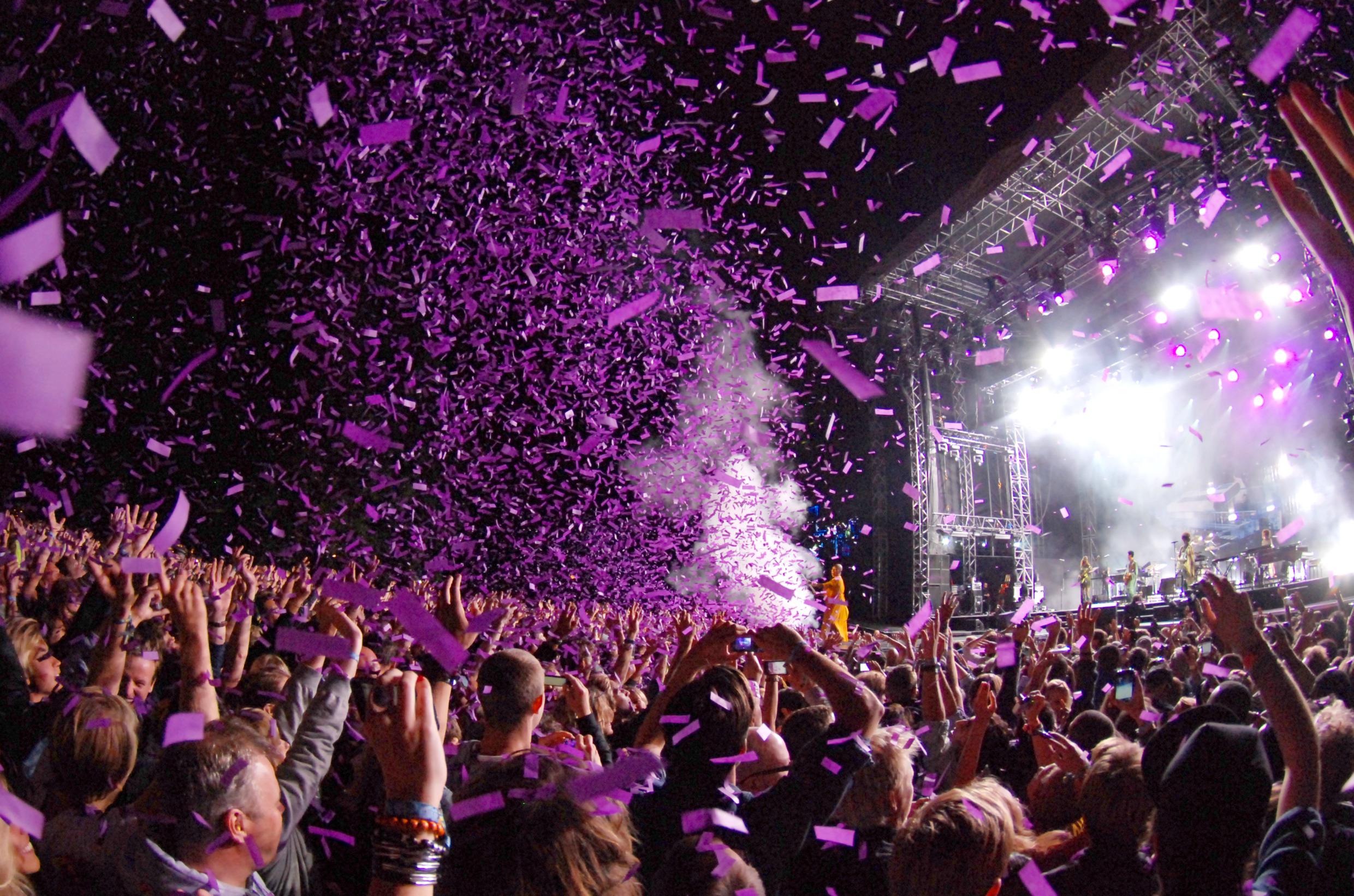 Confetti regent over het publiek tijdens een concert tijdens het Way Out West-festival in Göteborg.