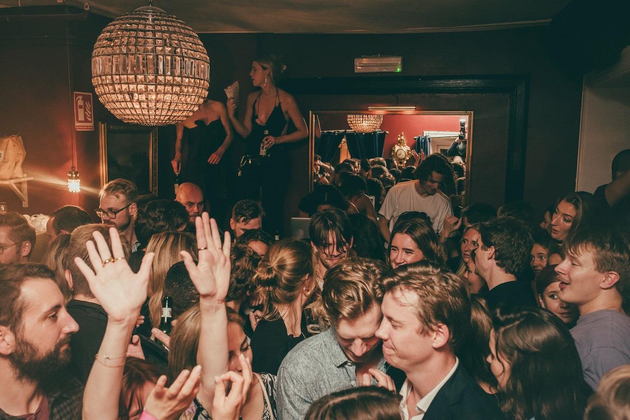 Een drukke nachtclub met dansende mensen.