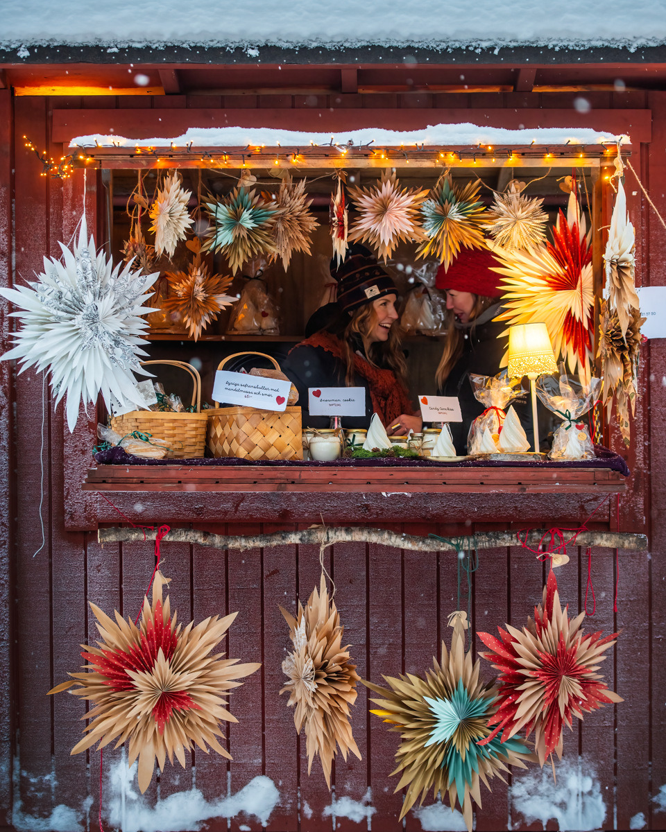 Un étal de Noël décoré d'étoiles en papier faites à la main au marché de Noël de Gammelstad.