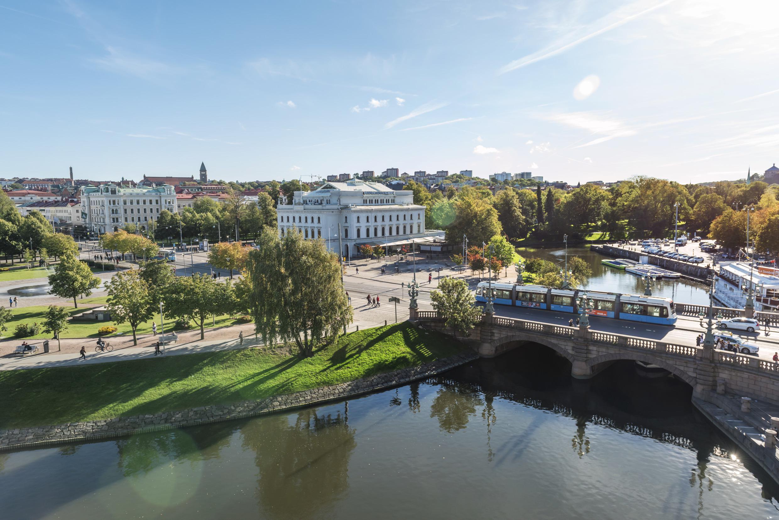 Luftaufnahme von Kungsportsavenyn und dem Theater Stora Teatern. Eine Straßenbahn überquert die Brücke Kungsportsbron.