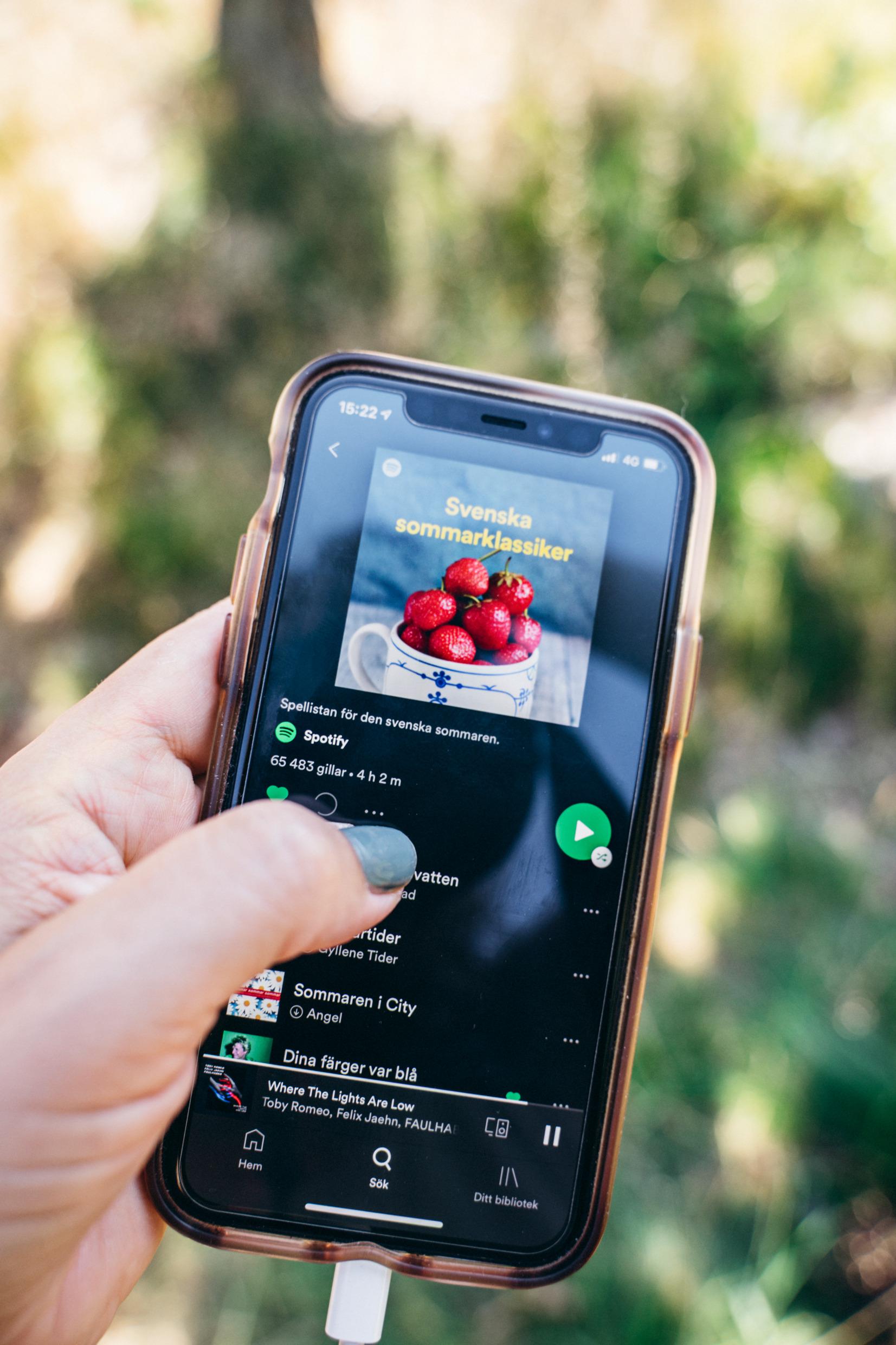 Gros plan sur un téléphone portable montrant l'application de musique Spotify.