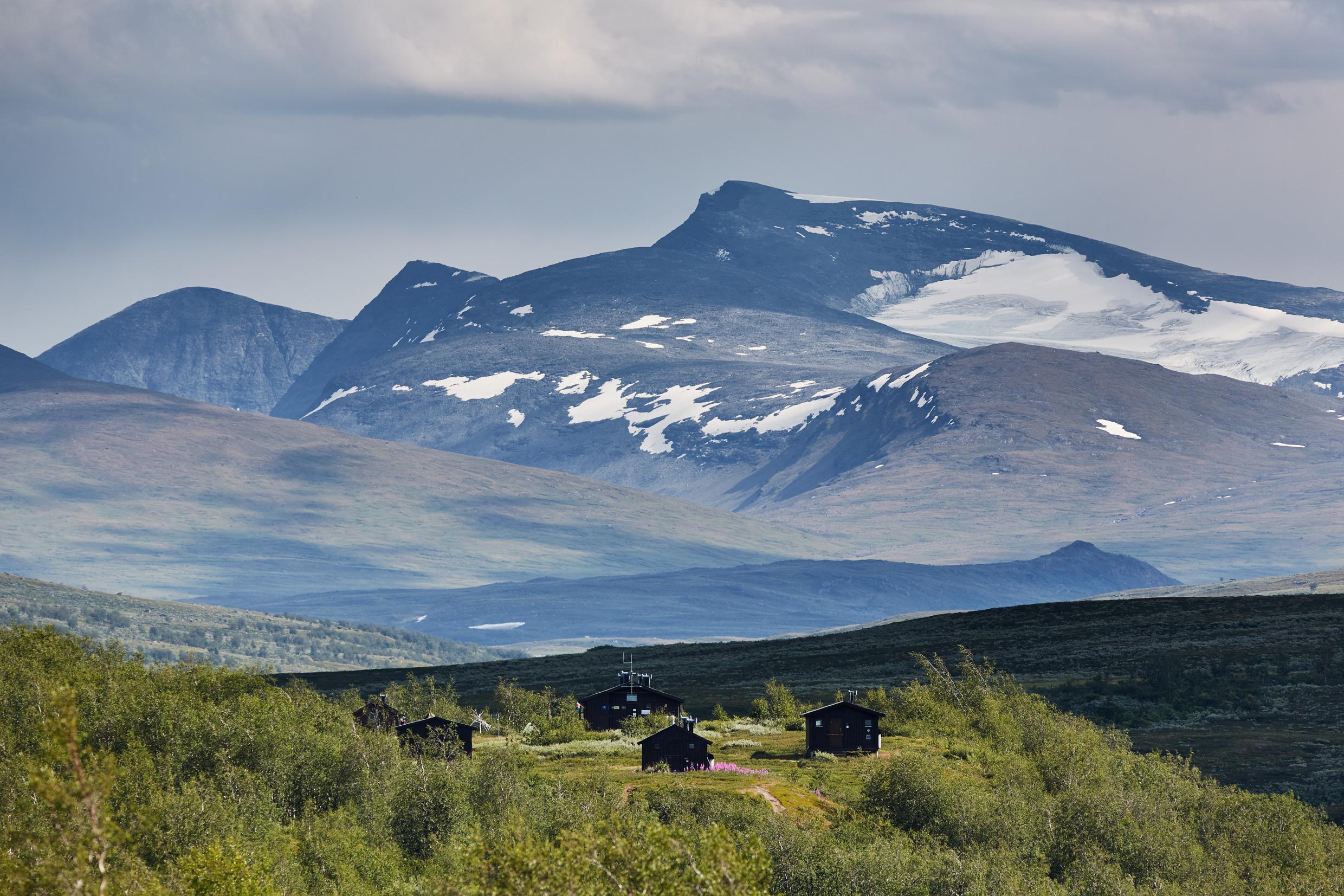 Een bergketen in Padjelanta met toppen, dalen en hutten.