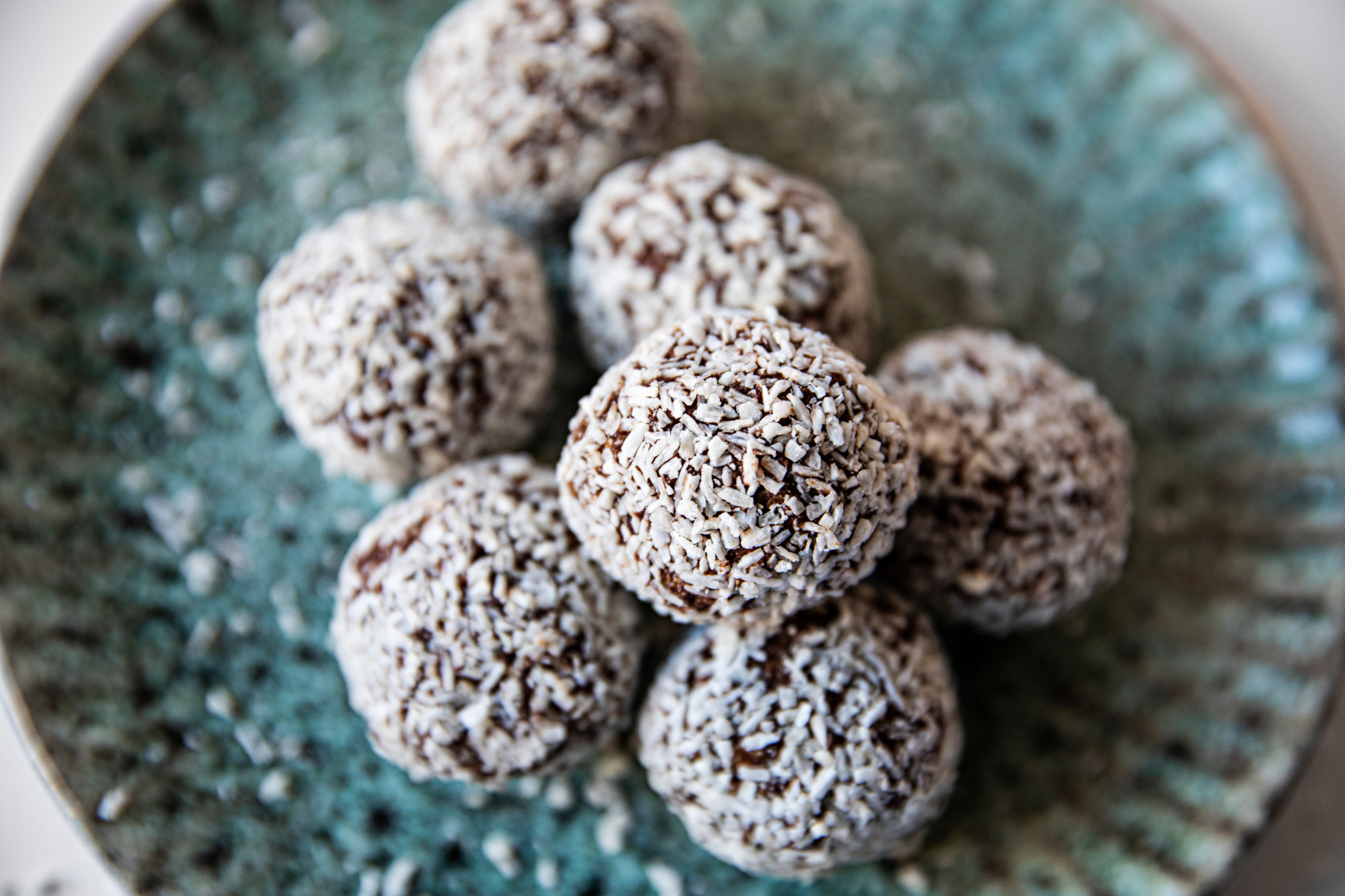 Een schaal met chocoladeballen bedekt met parelsuiker.