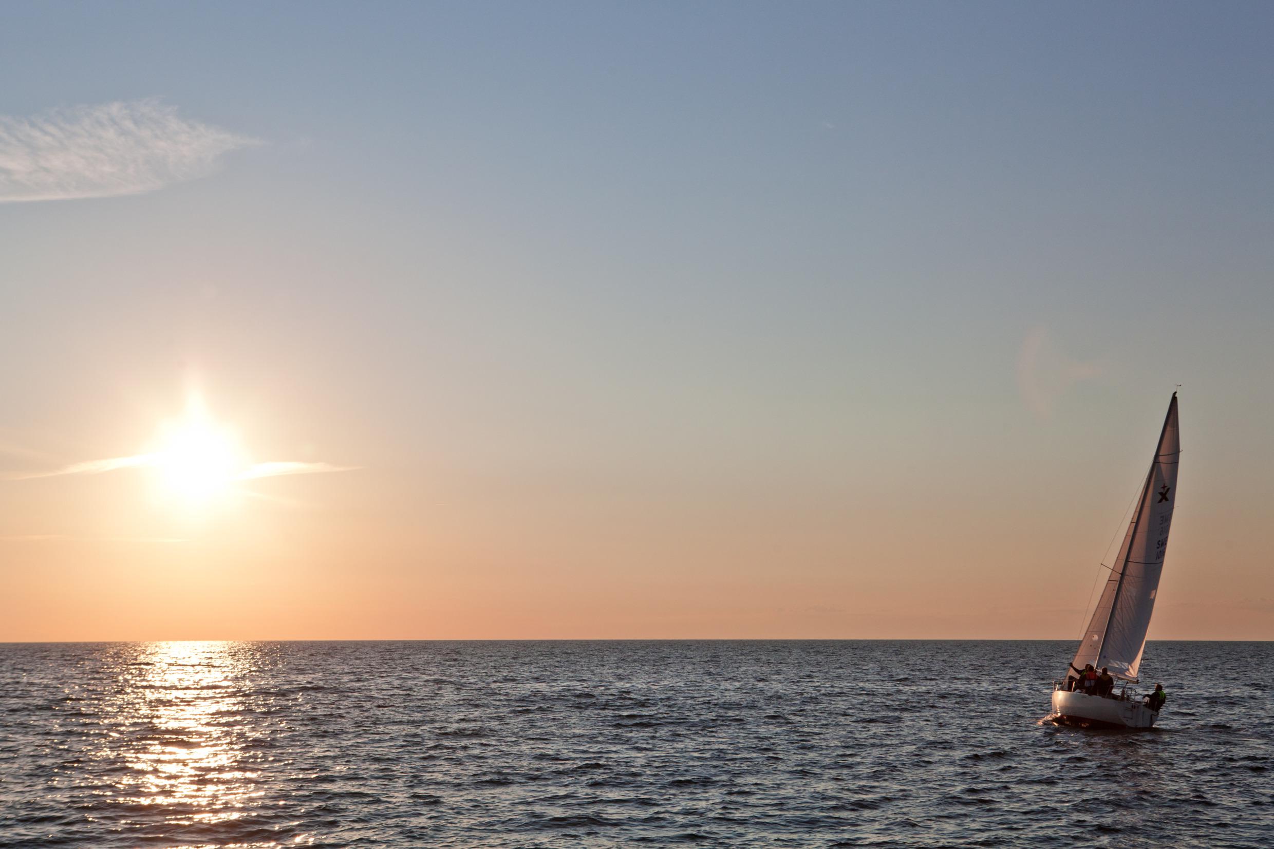 Een zeilboot in de oceaan voor de kust van Gotland.