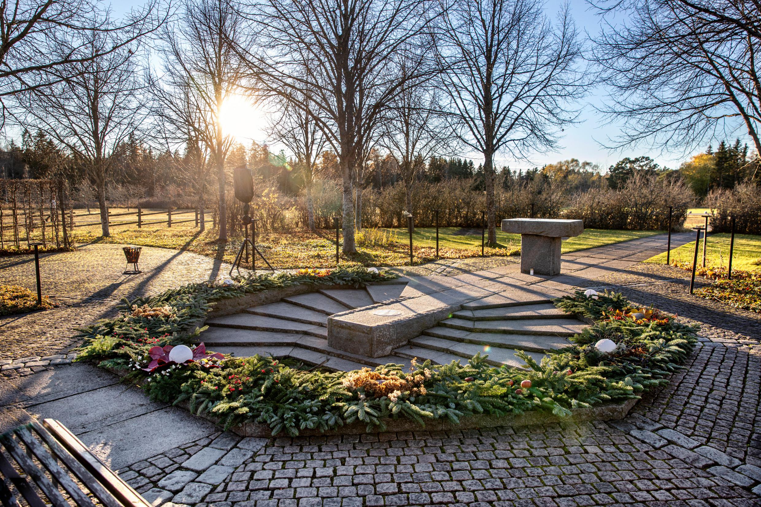 Een gedenkplaats op een begraafplaats.