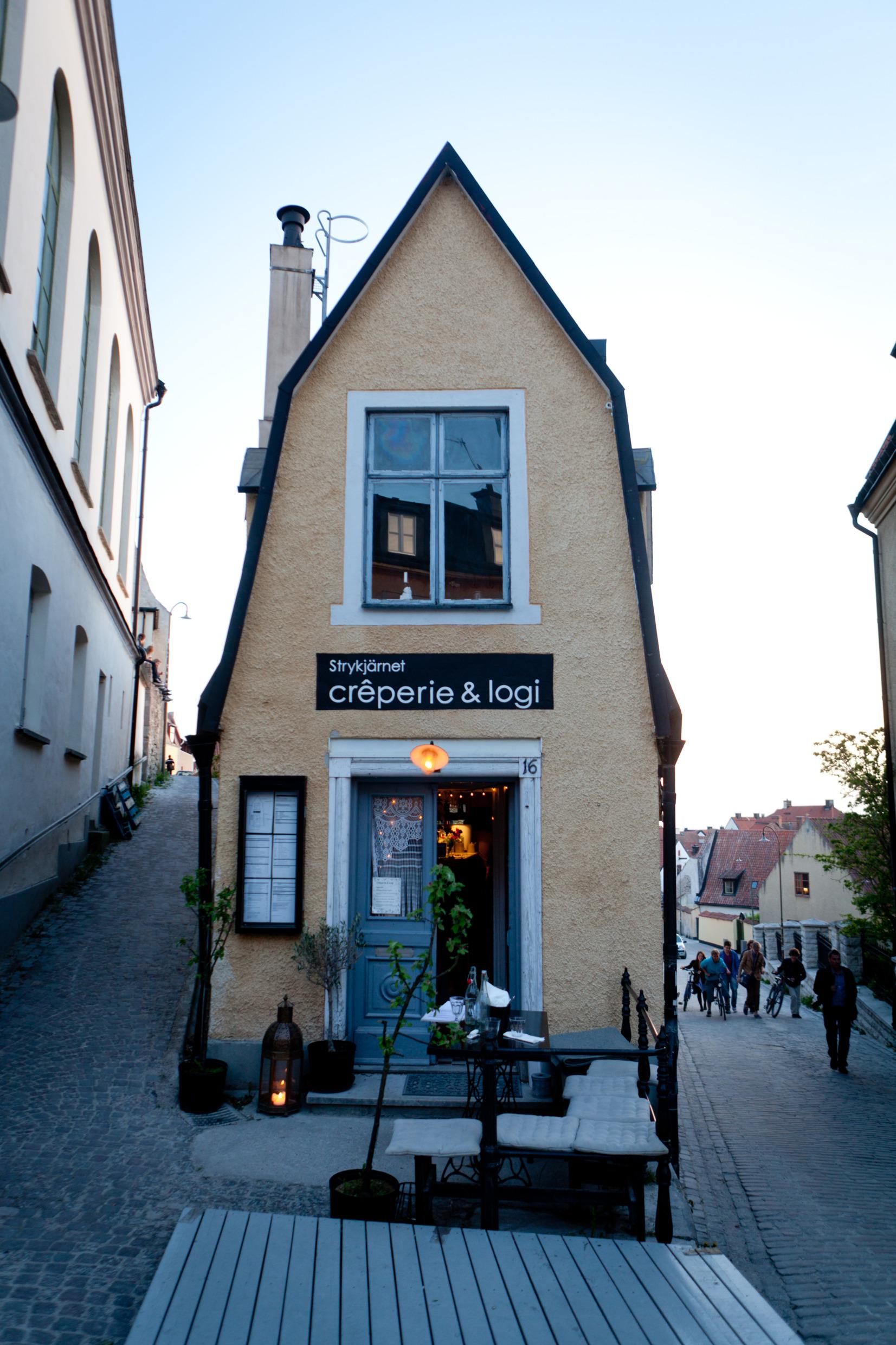 Een smal huisje waar boven het raam Crêperi & Logi staat.