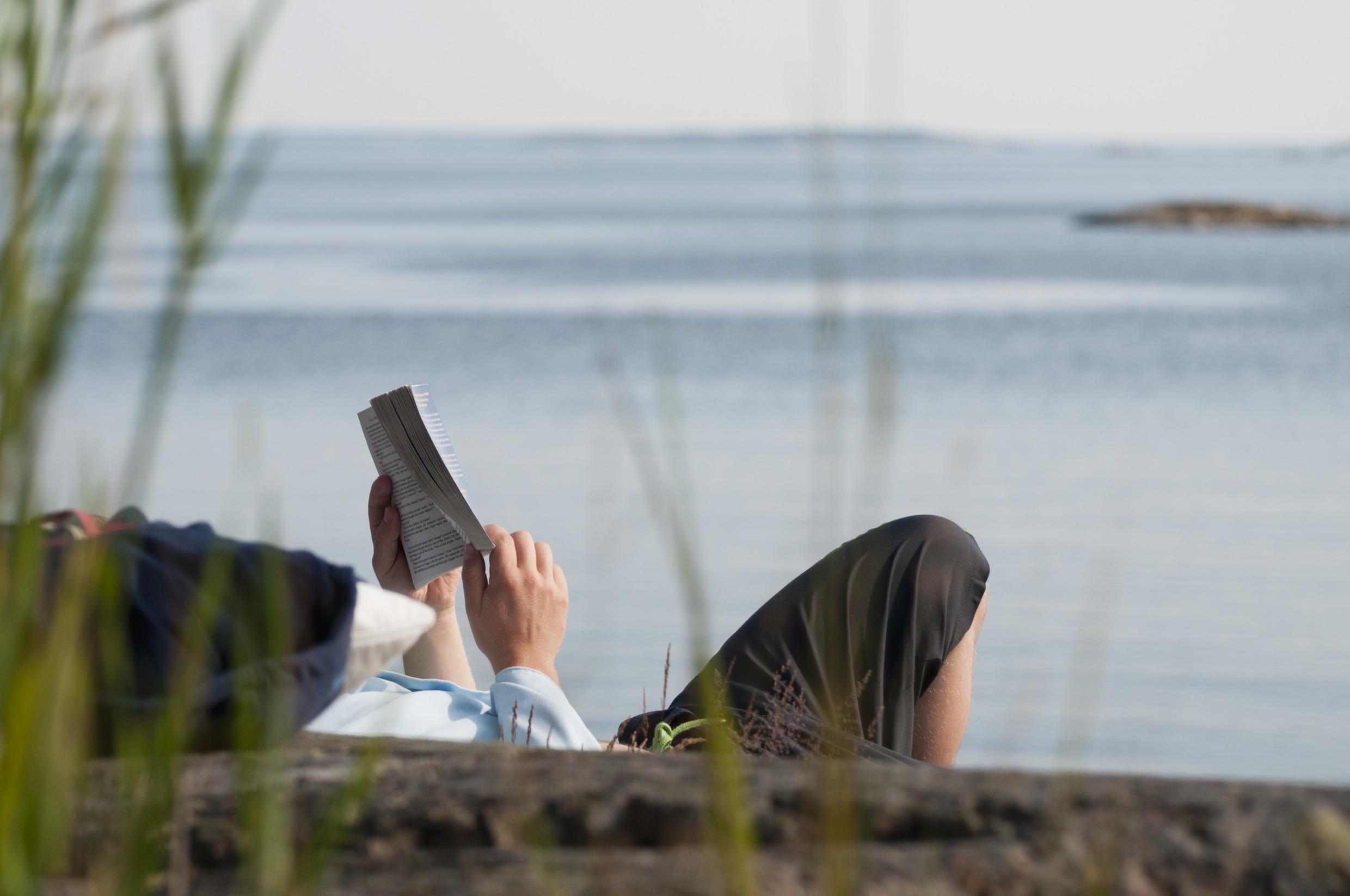 Moment de détente en lisant un livre