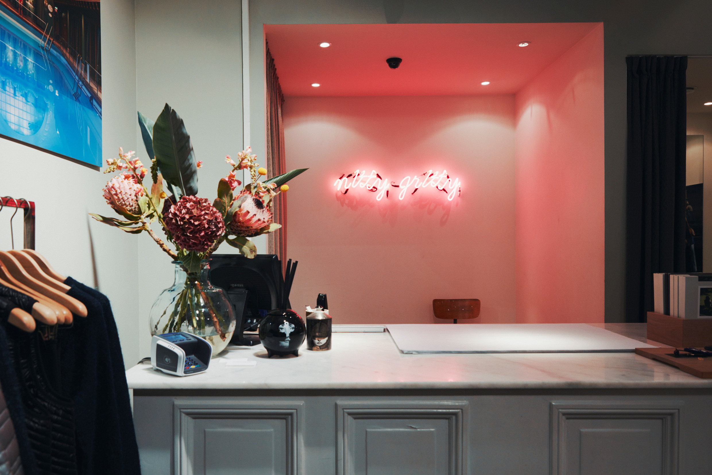 Ein Neonlicht-Logo des Modegeschäfts Nitty Gritty erleuchtet das Modegschäft.