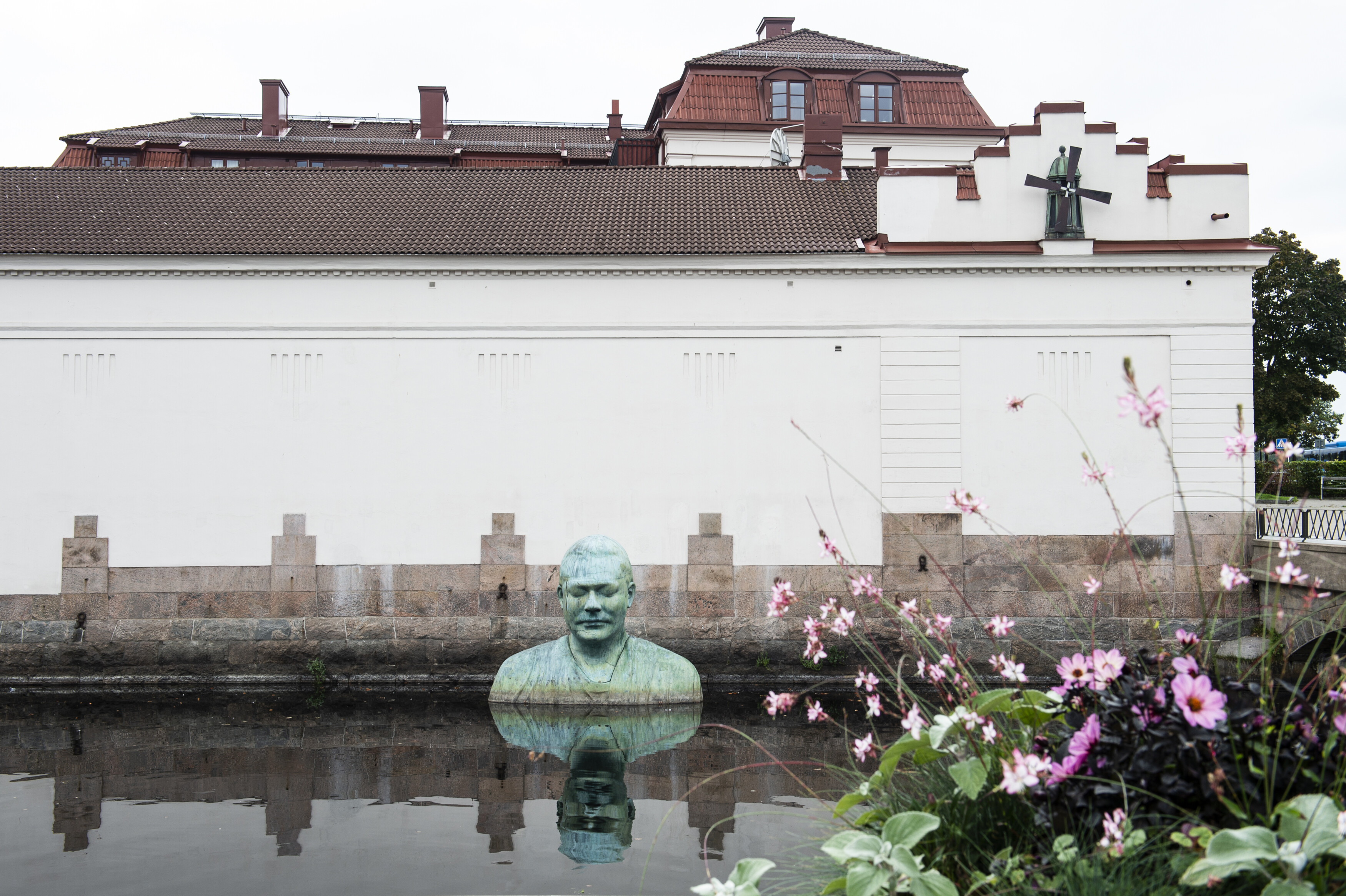A sculpture of a head in a pond. The sculpture is called Bohdi - by Fredrik Wretman.