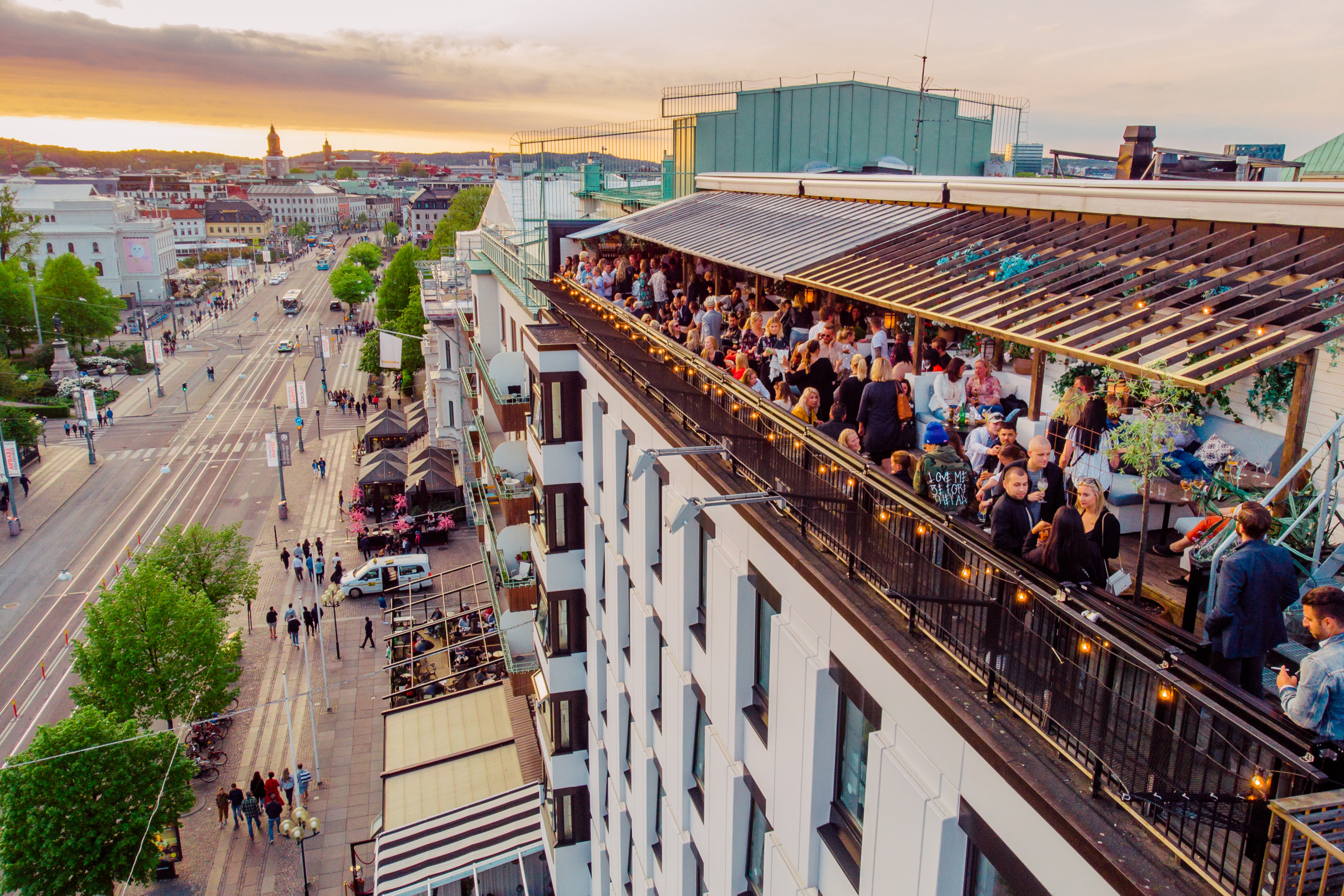 Uitzicht op de straat Avenyn en mensen die genieten van Cielo Rooftop Bar.