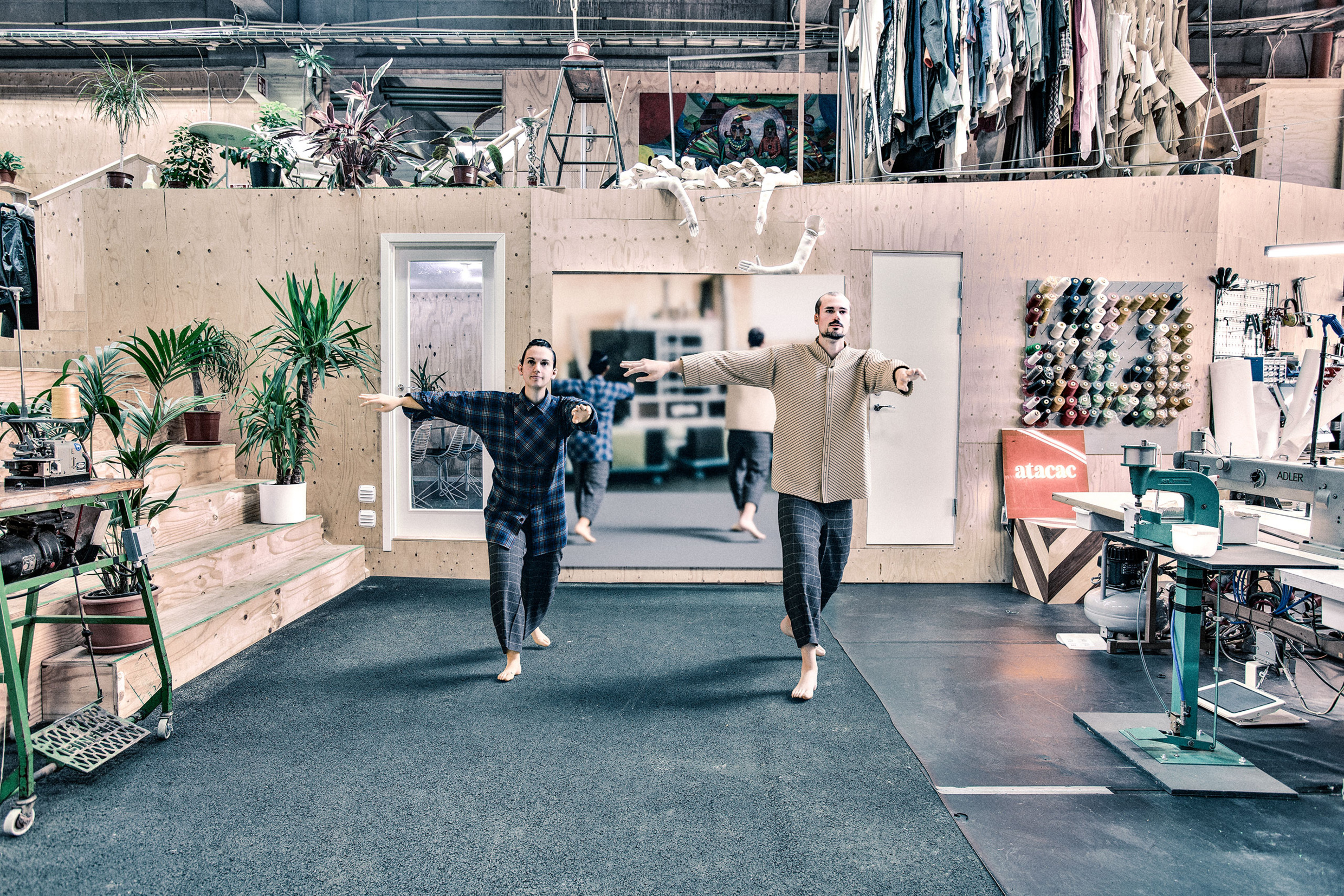 Zwei Personen tanzen im Atacac Studio.