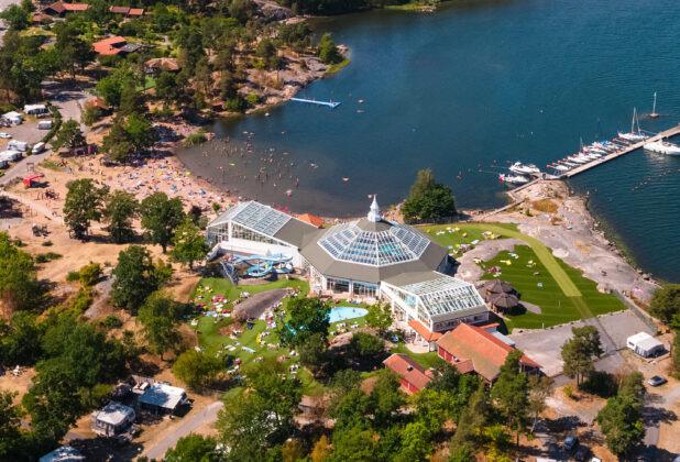 Eine Luftaufnahme des Västervik Resorts.