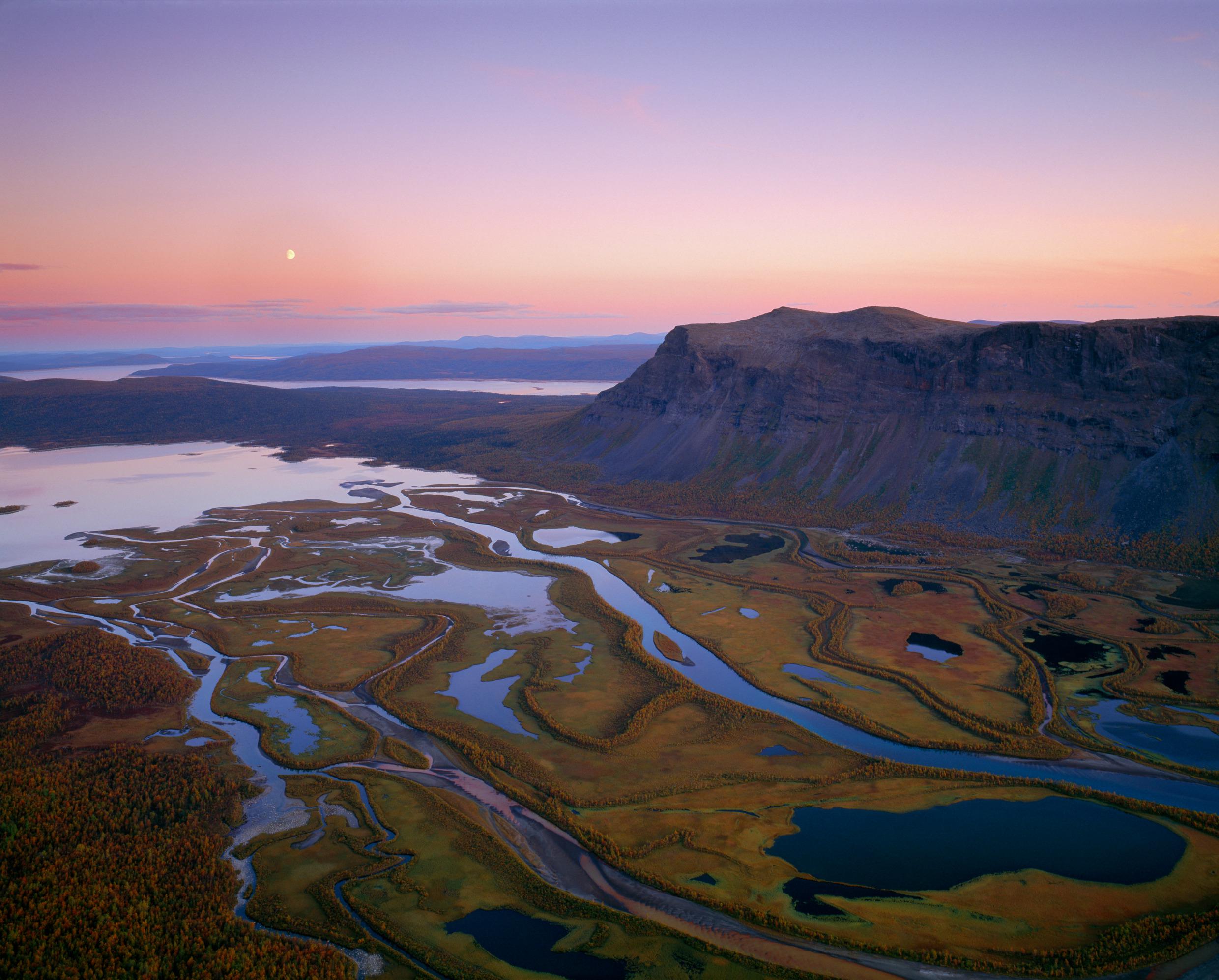 Luchtfoto van de Rapadalen-vallei en de omliggende bergen van Sarek National Park tijdens de schemering.