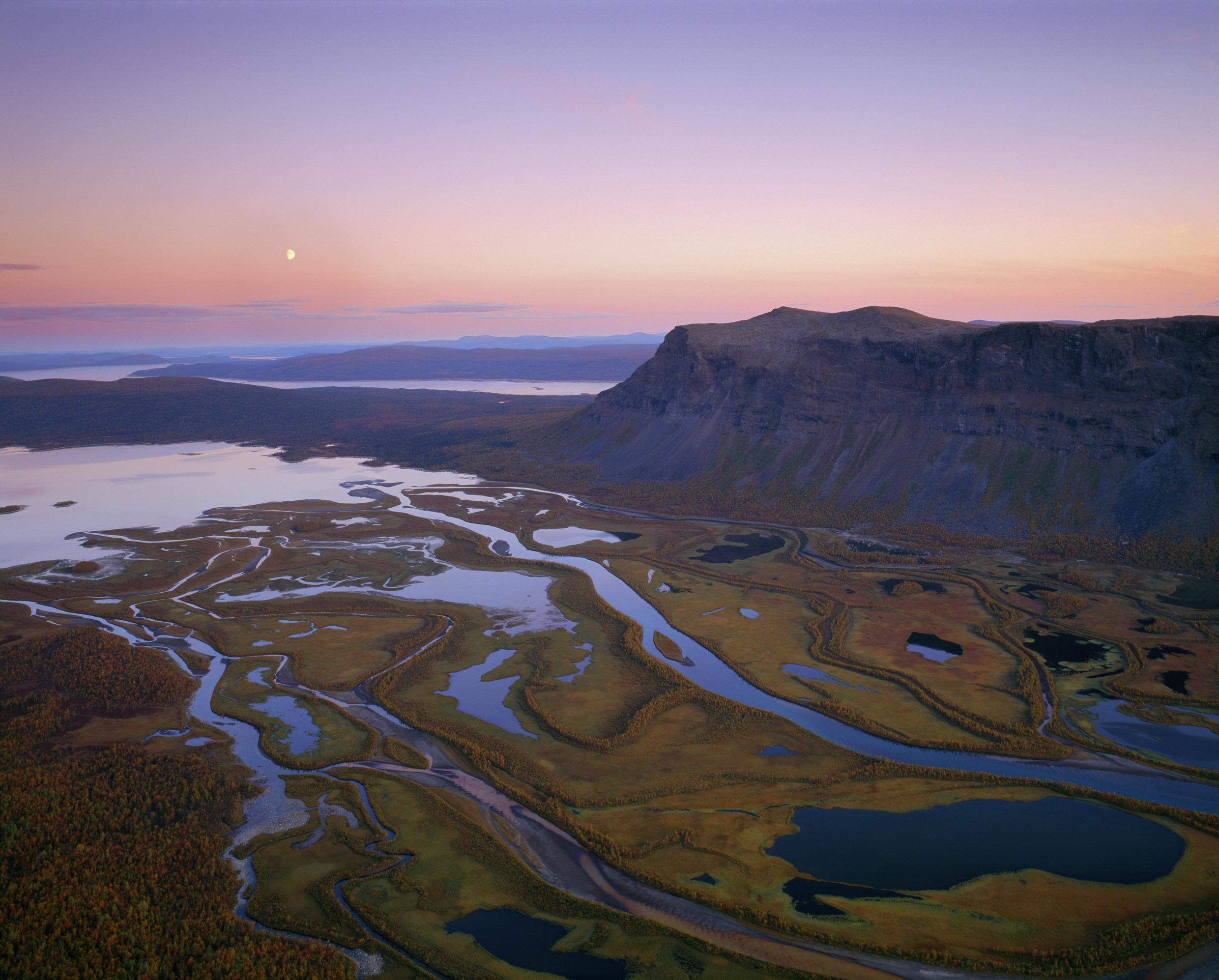 Vue aérienne de la vallée de Rapadalen et des montagnes du parc national de Sarek au crépuscule.