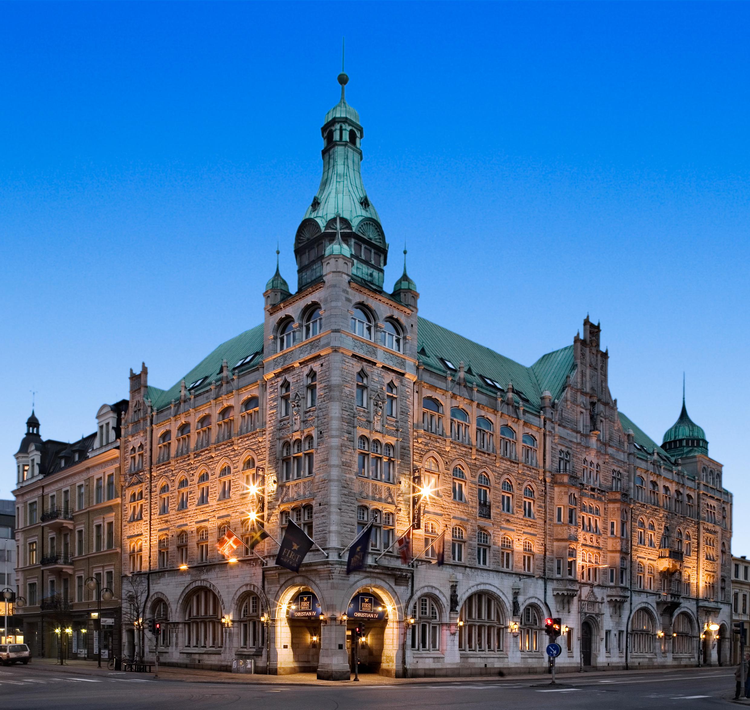 Vue extérieure d'un vieux et grand bâtiment.
