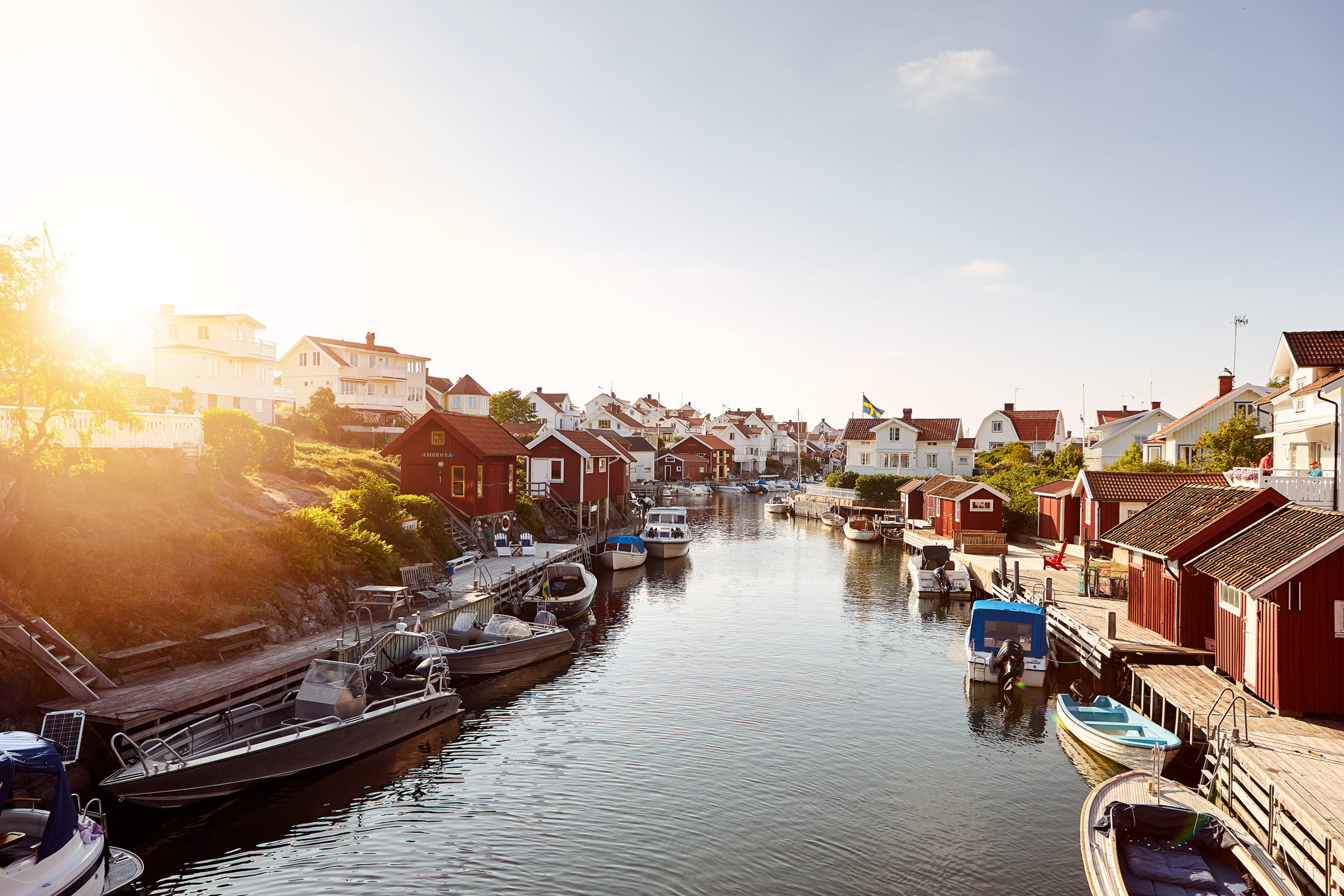 Tussen twee eilanden stroomt een rivier met aan weerszijden huizen en boten.
